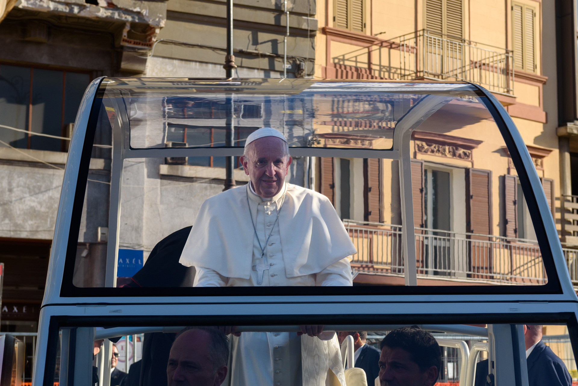 Papa Francesco sorride, dalla papamobile, alla folla di pellegrini prima di salire sul palco allestito a piazza Castelnuovo a Palermo. Palermo,15/09/2018.
