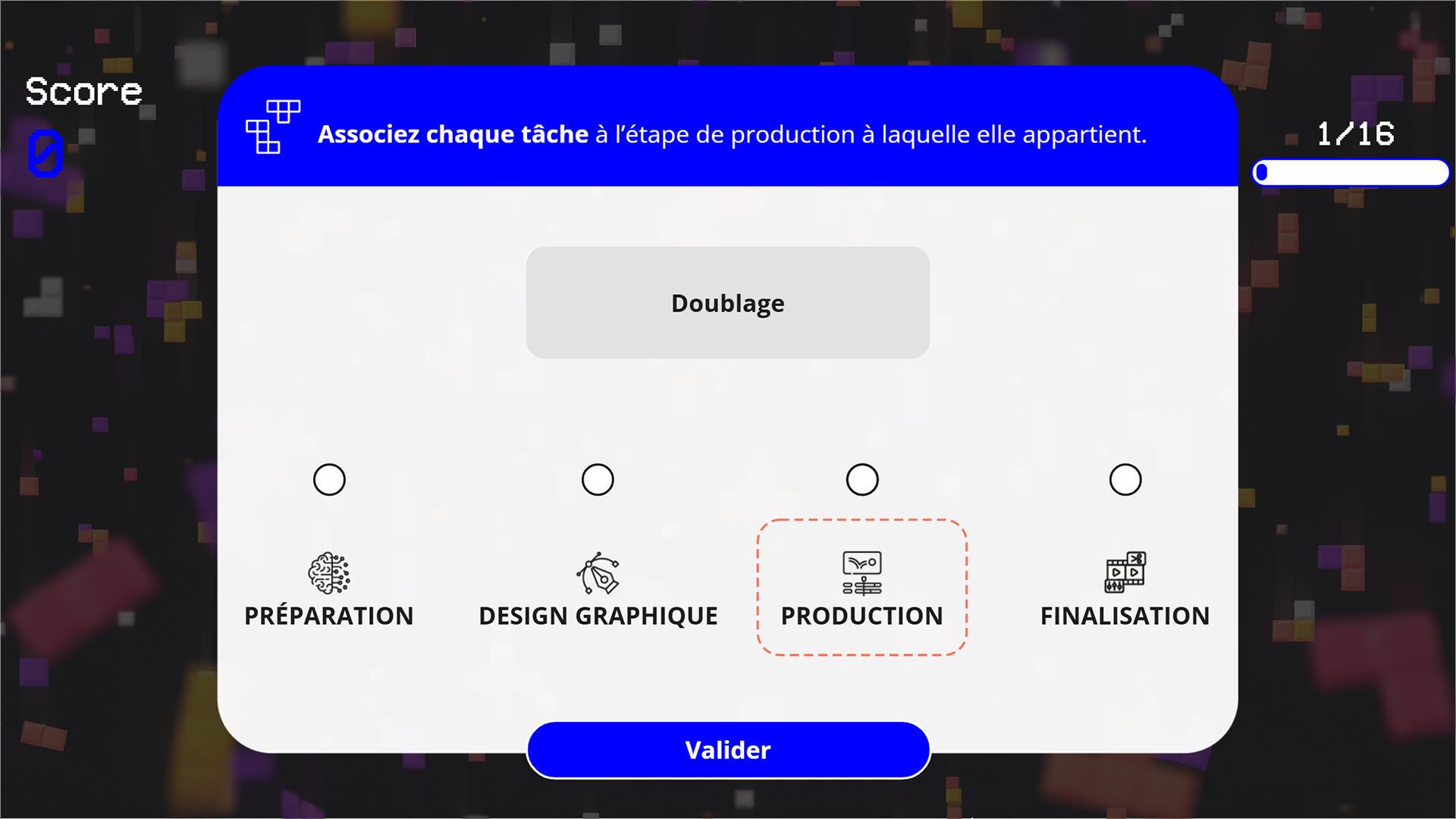 Question du mode accessible : la tâche « Doublage » est à associer à une étape parmi Préparation, Design graphique, Production et Finalisation. Le focus clavier entoure l’option Production et le bouton Valider est en bas..