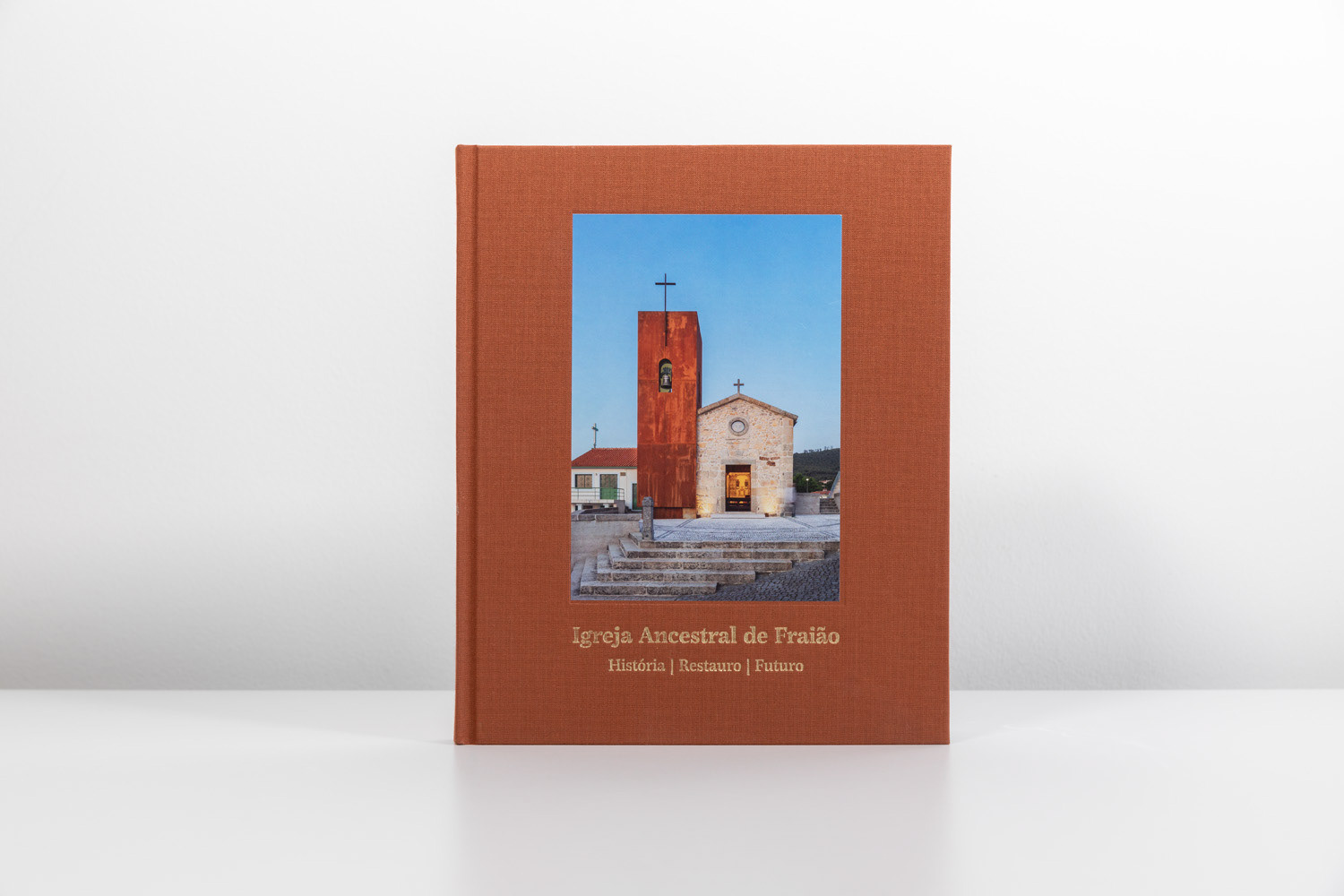 livro igreja ancestral de fraiao - igreja de santiago - dst - Nuno Capa - fotografia de arquitectura - attilio fiumarella