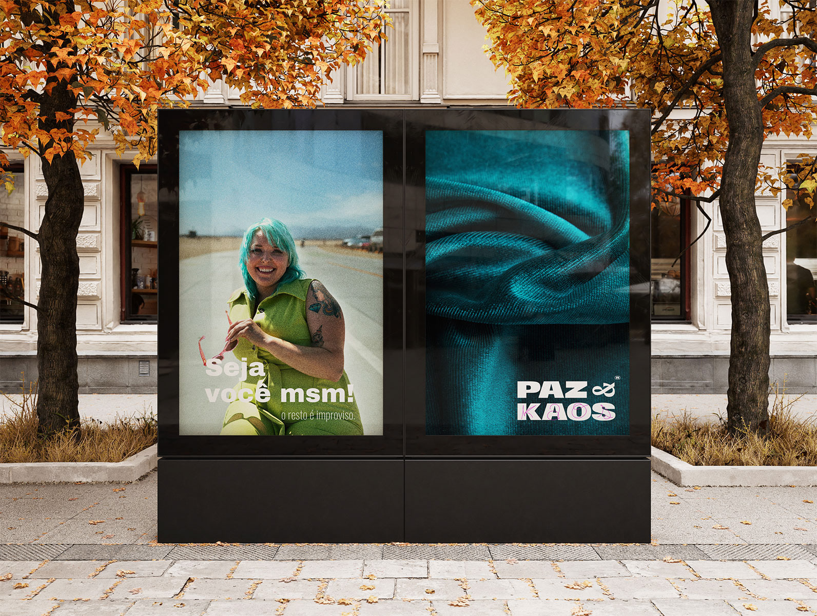 Painel publicitário urbano duplo da campanha Paz&Kaos com mulher de cabelo verde e textura azul - mídia exterior streetwear