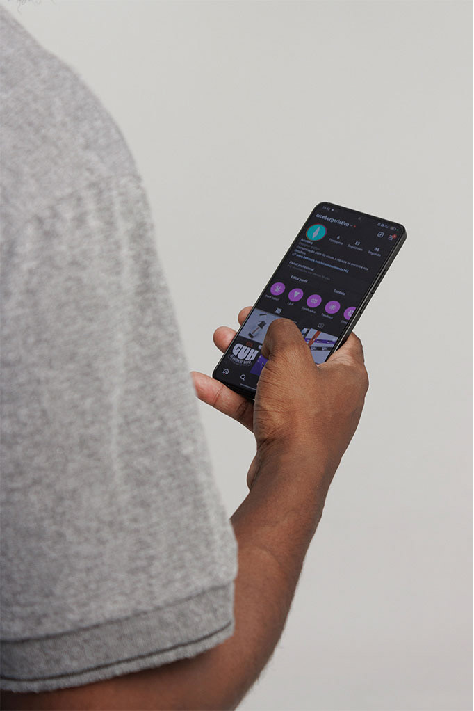 Fotografia conceito, aplicação de marca sendo vizualizada pelo celular da AIceberg. Identidade visual.