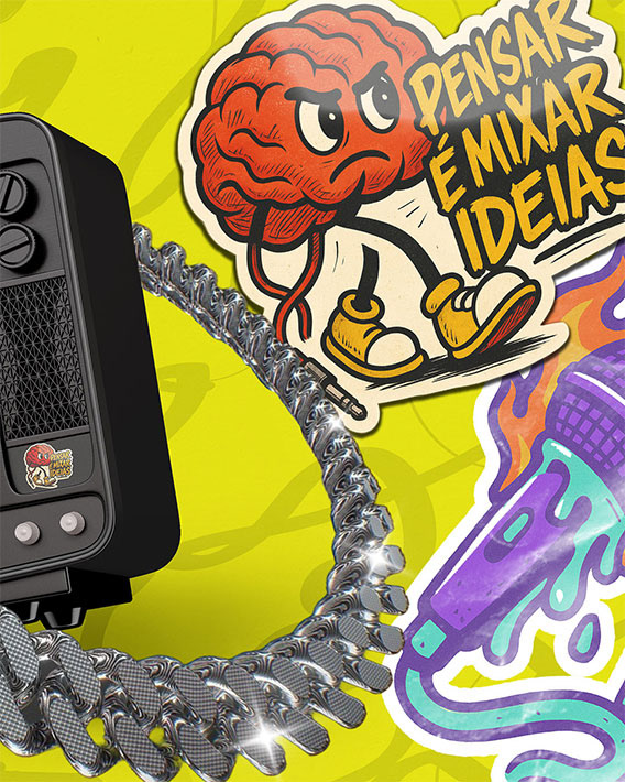 Microfone preto com corrente prateada e adesivos coloridos da Four Fire, destacando mascote de cérebro laranja com texto 'Pensar é Mixar Ideias' em fundo amarelo