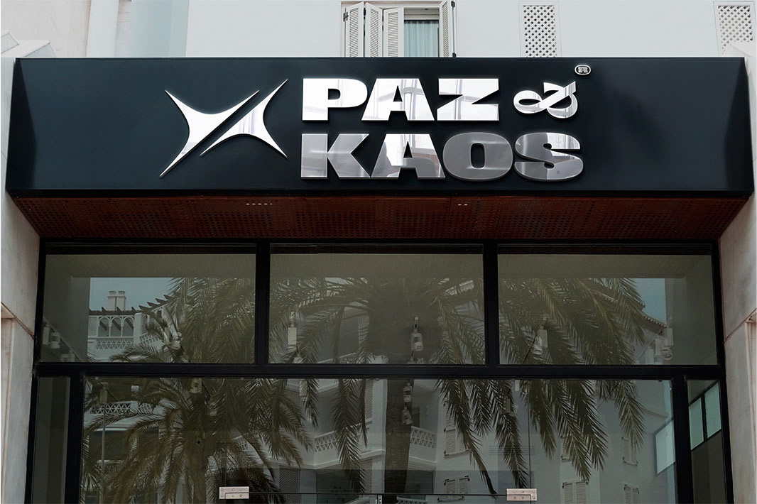 Frente de loja desenvolvida para confecção streetwear Paz e Kaos.