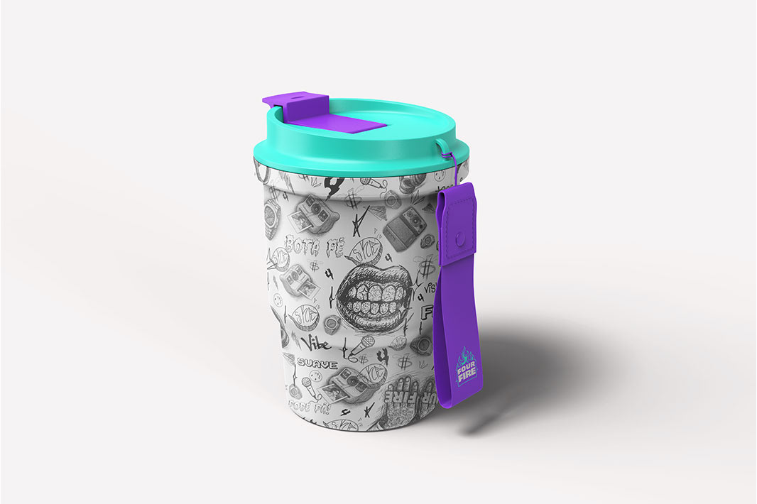 Copo térmico com design gráfico em preto e branco, tampa verde água e alça roxa, apresentando identidade visual da marca Four Fire