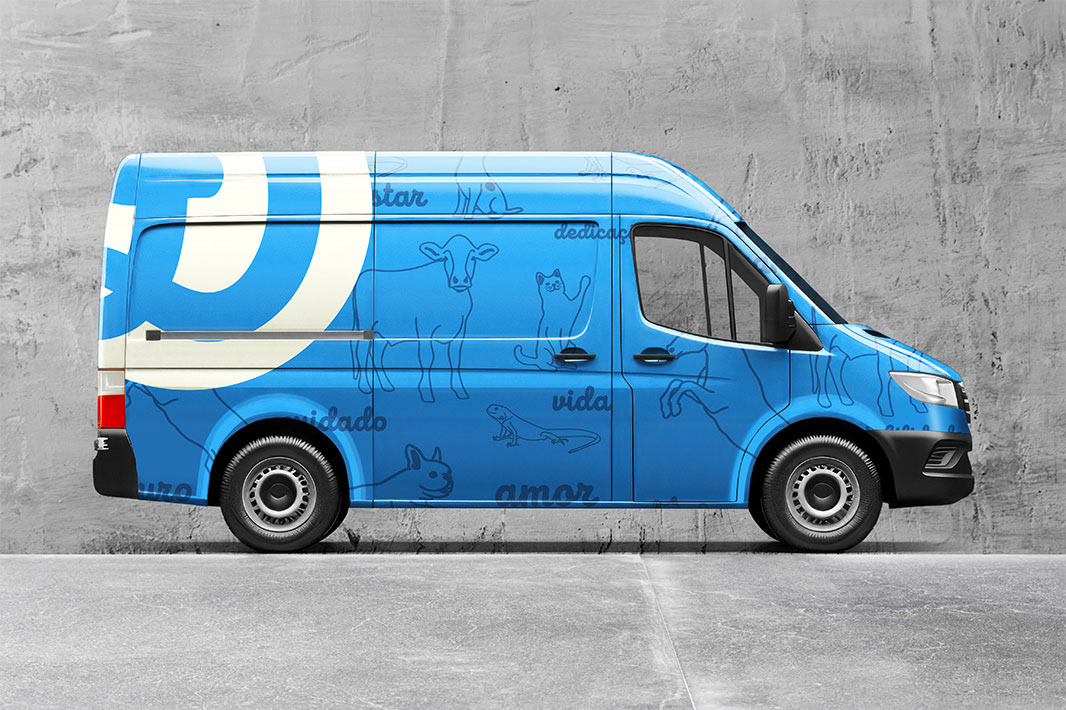 Veículo comercial azul e creme da clínica veterinária Doon Care com design gráfico incluindo silhuetas de cães, gatos e outros animais domésticos pintados nas laterais como ilustração proprietária da marca.