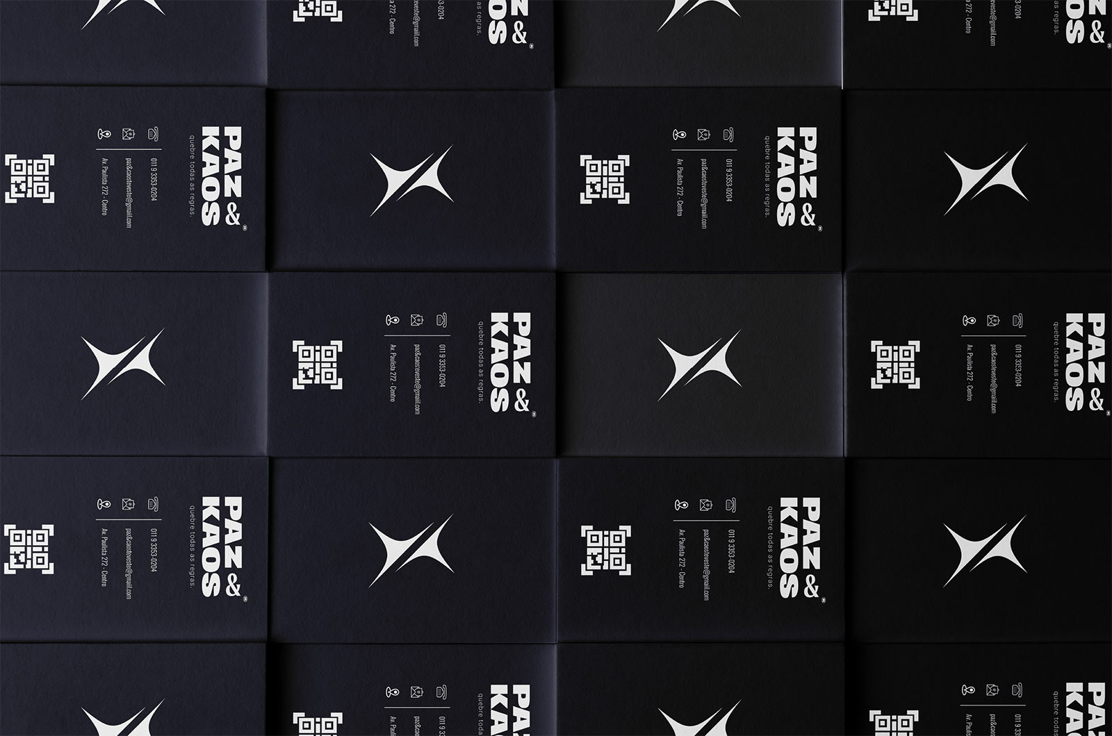 Cartões de visita pretos da marca Paz&Kaos com logo em branco e QR code - material gráfico corporativo minimalista