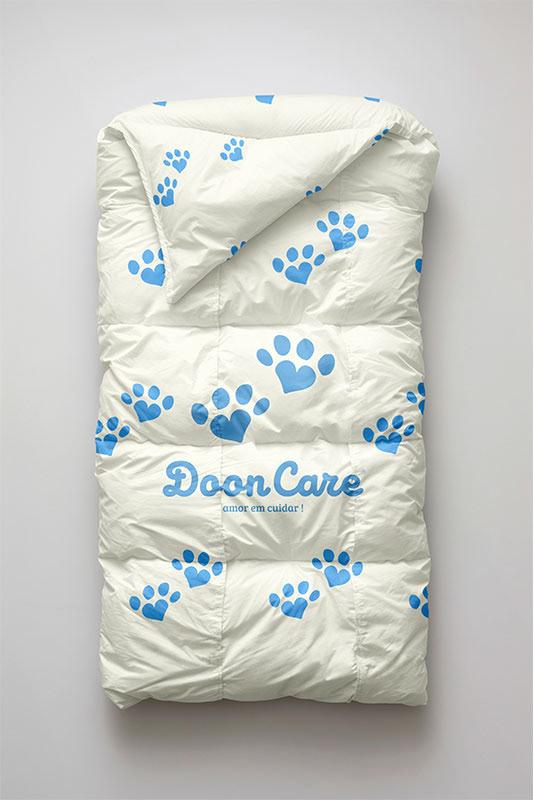 Produto personalizado da Doon Care com design afetivo e estampa de patinhas, representando cuidado e conforto para pets