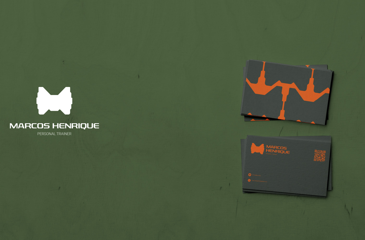 Cartões de visita da marca Marcos Henrique Personal Trainer em fundo verde, mostrindo aplicação do logotipo em branco e detalhes em laranja