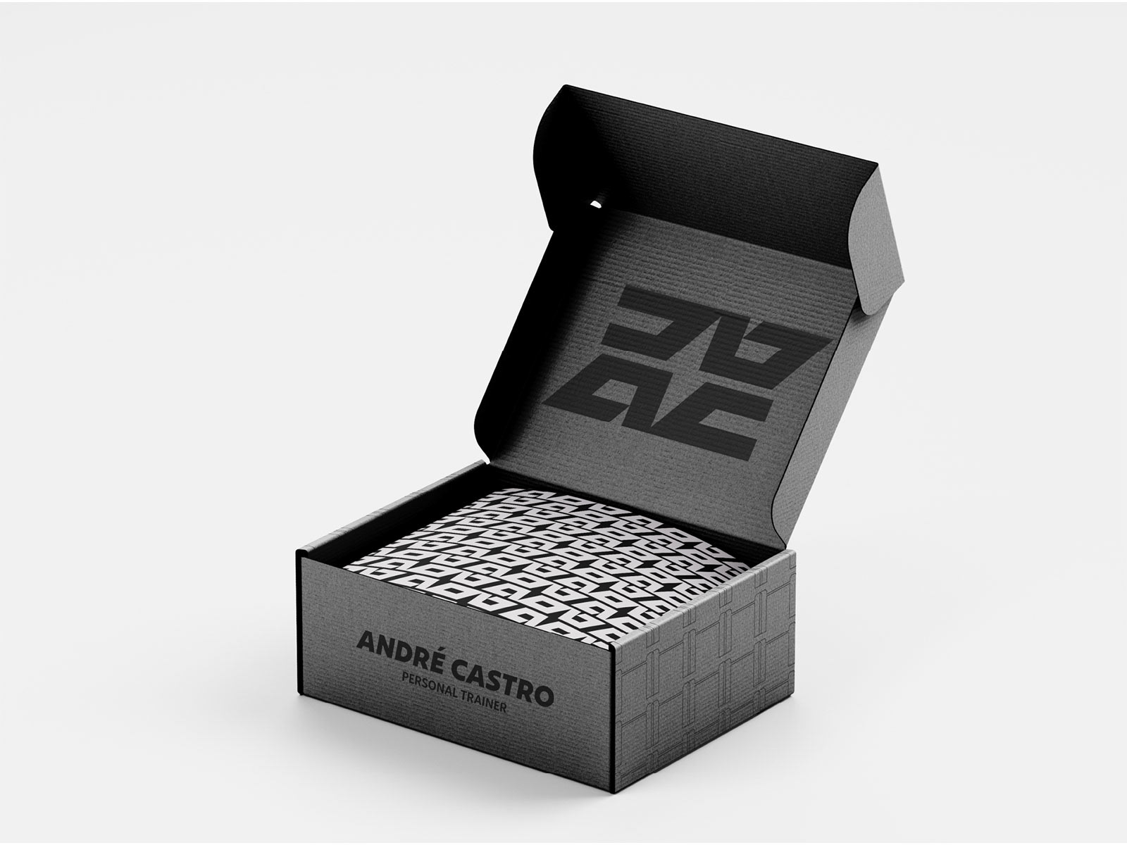 “Caixa personalizada com o logotipo André Castro estampado emcores neutras, representando força, performance e identidade visual da marca.”