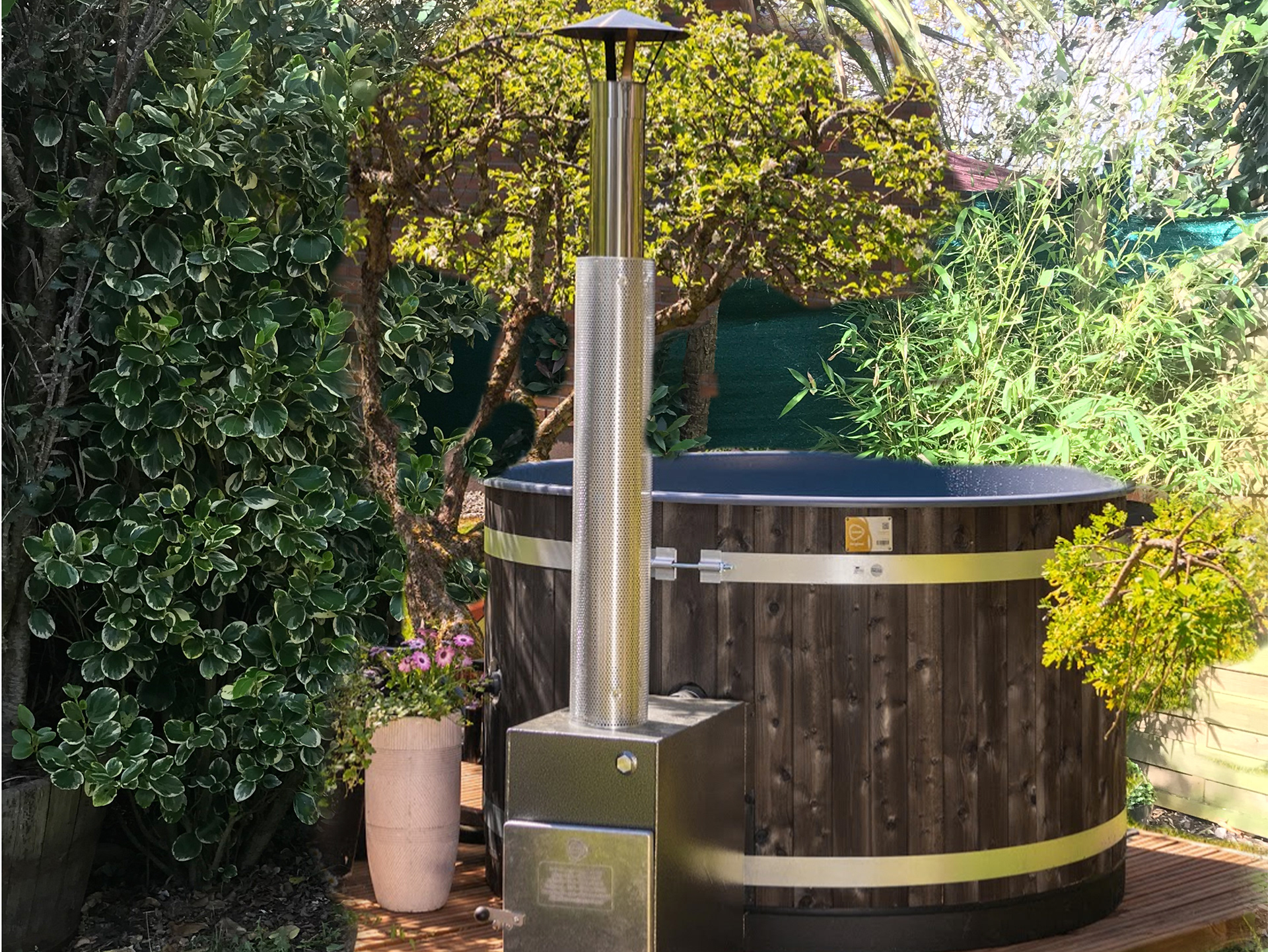 wood fired ~Scandinavian hot tub