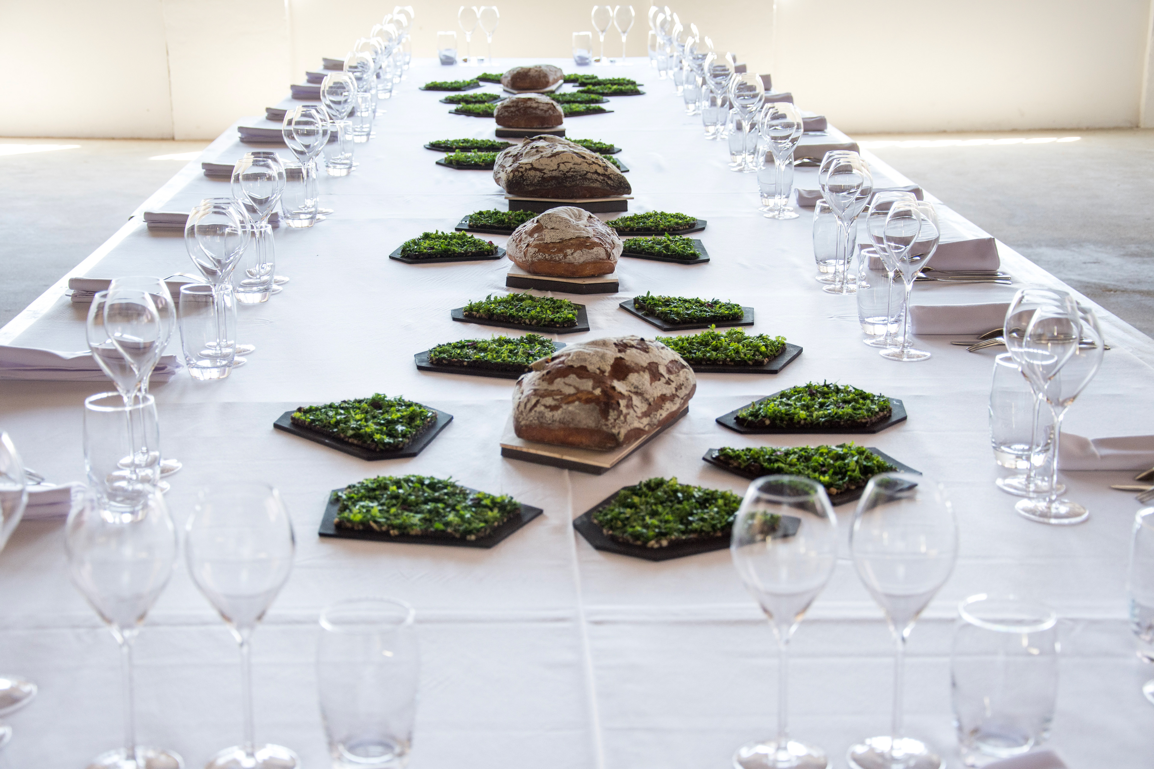 tables - assiettes en grès représentant les parcelles