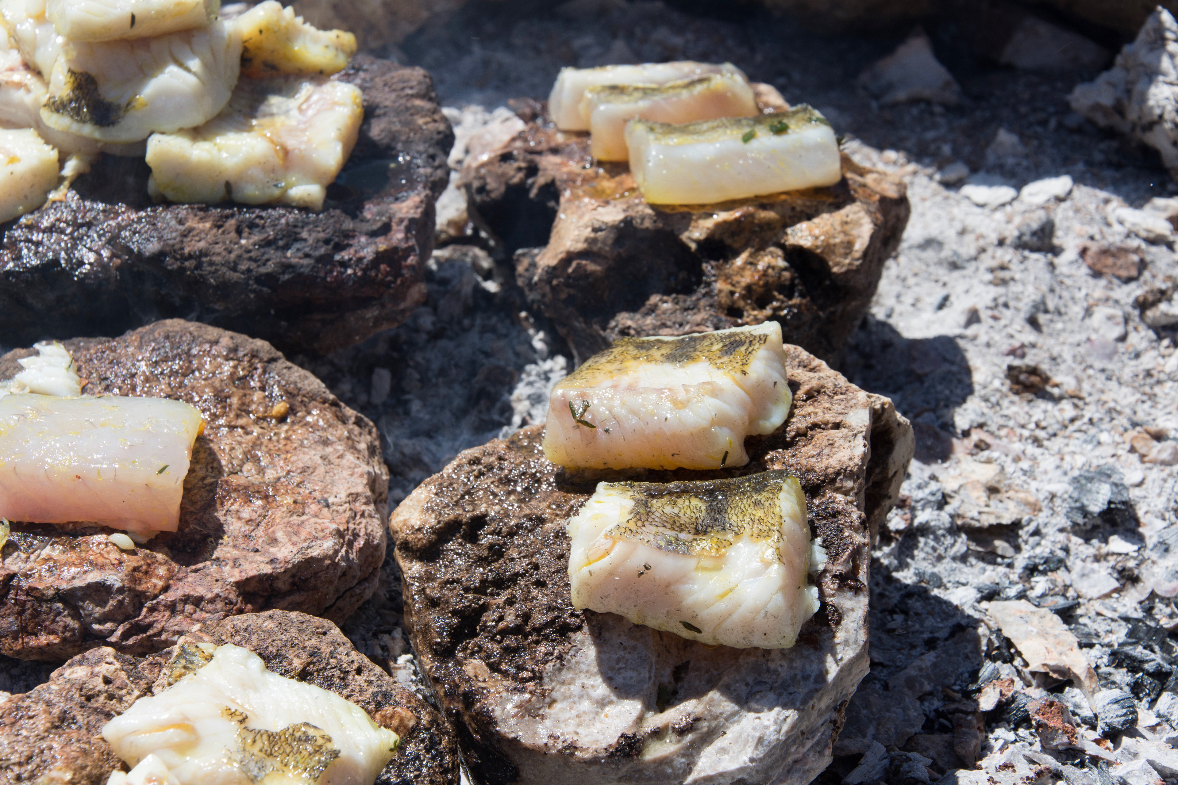 Sandre cuit en pierrade sur pierre récoltées dans les vignes