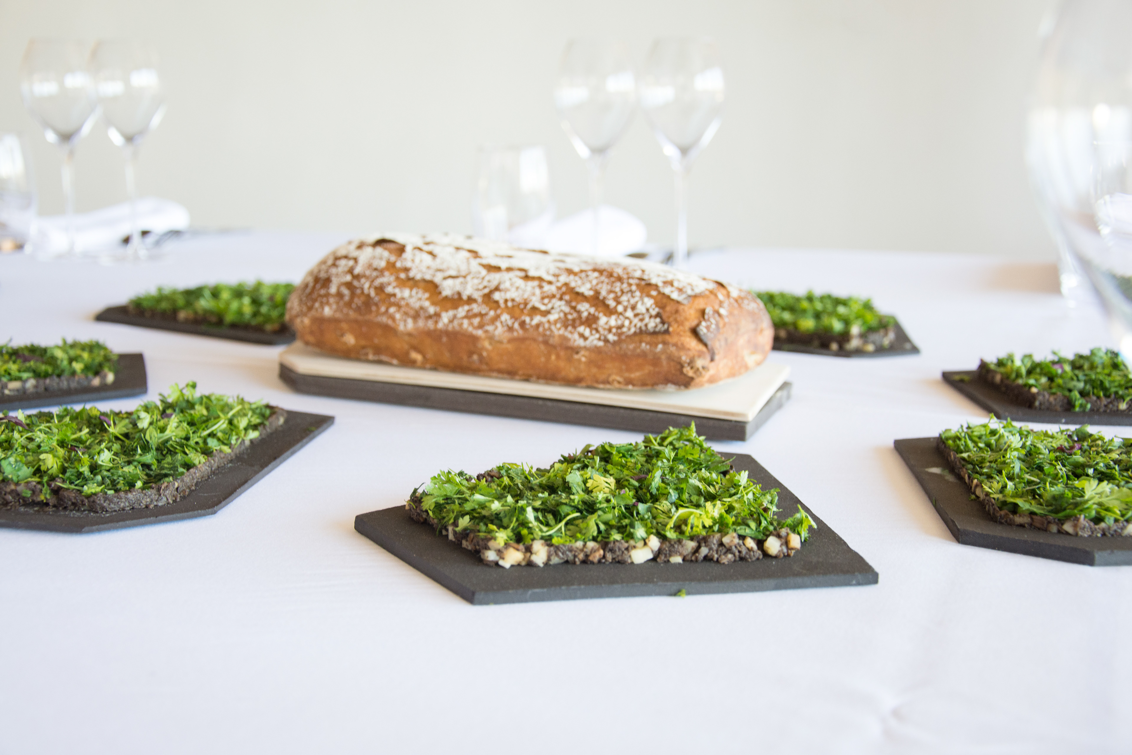 tables - assiettes en grès représentant les parcelles