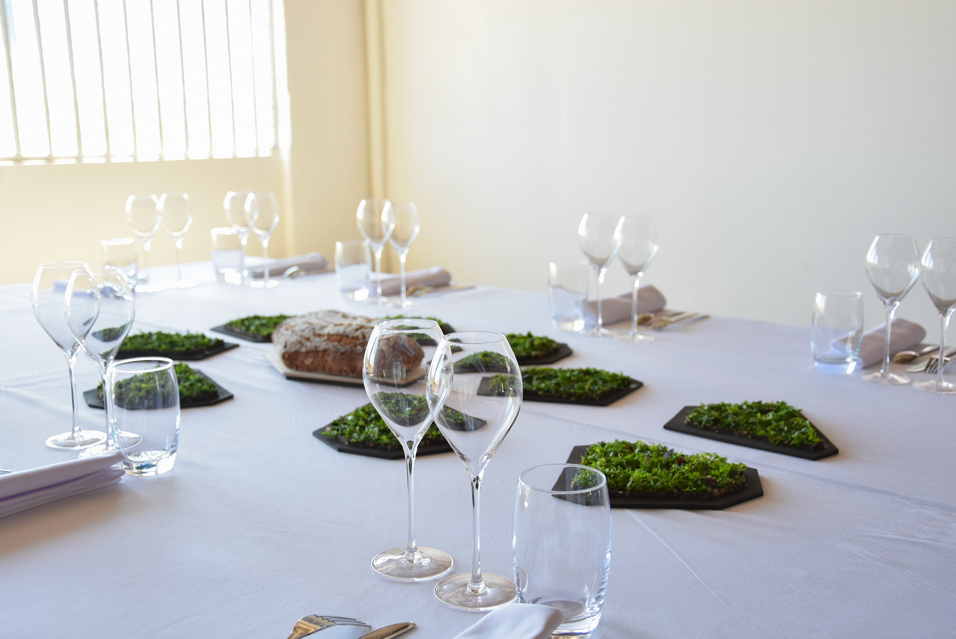 tables - assiettes en grès représentant les parcelles