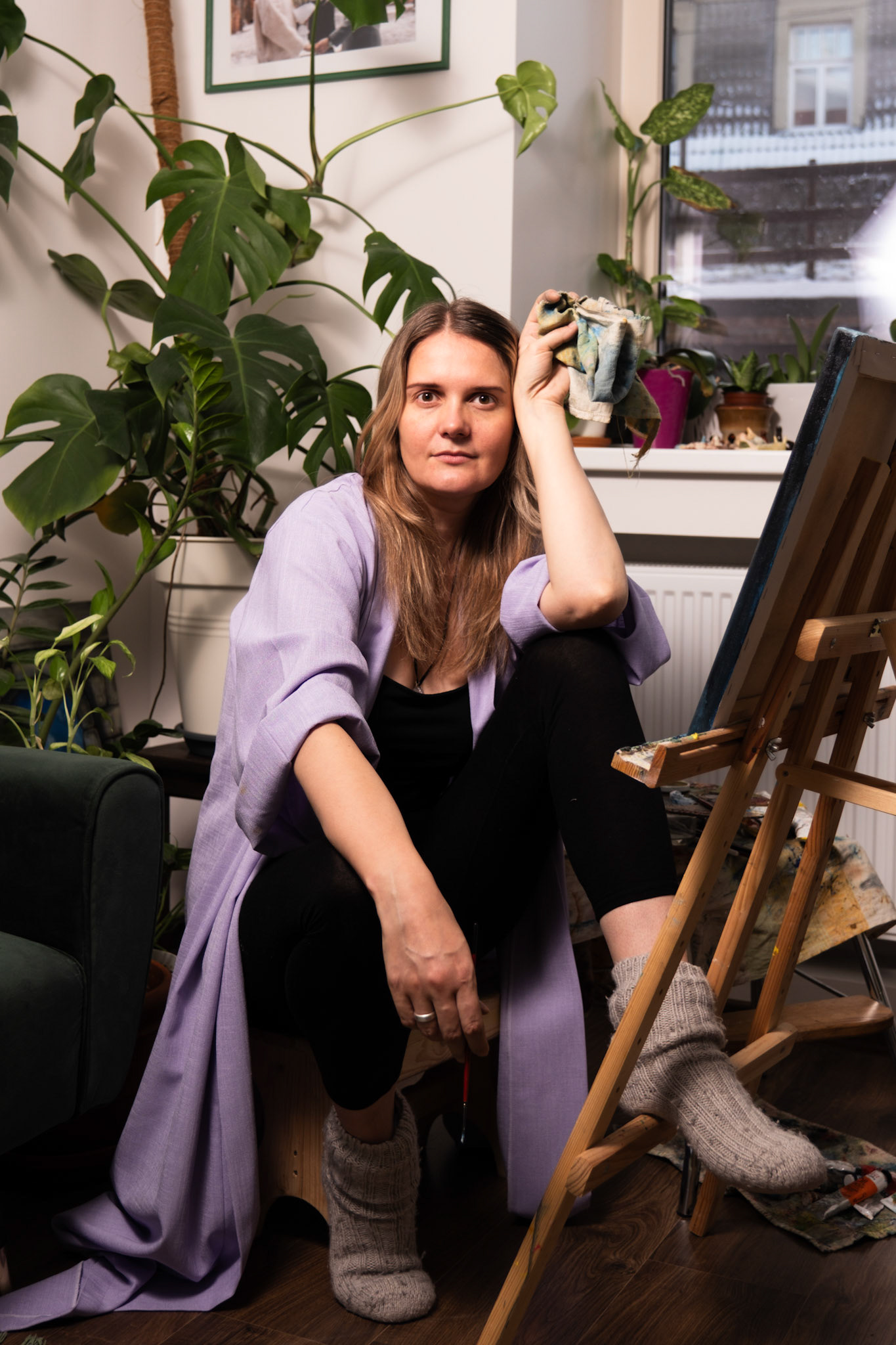 portreefoto naisest, oma kodus, kunstnik