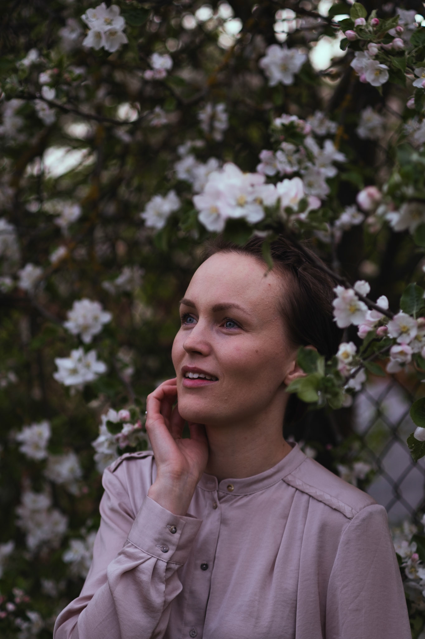 portreefoto naisest, õunapuu õied