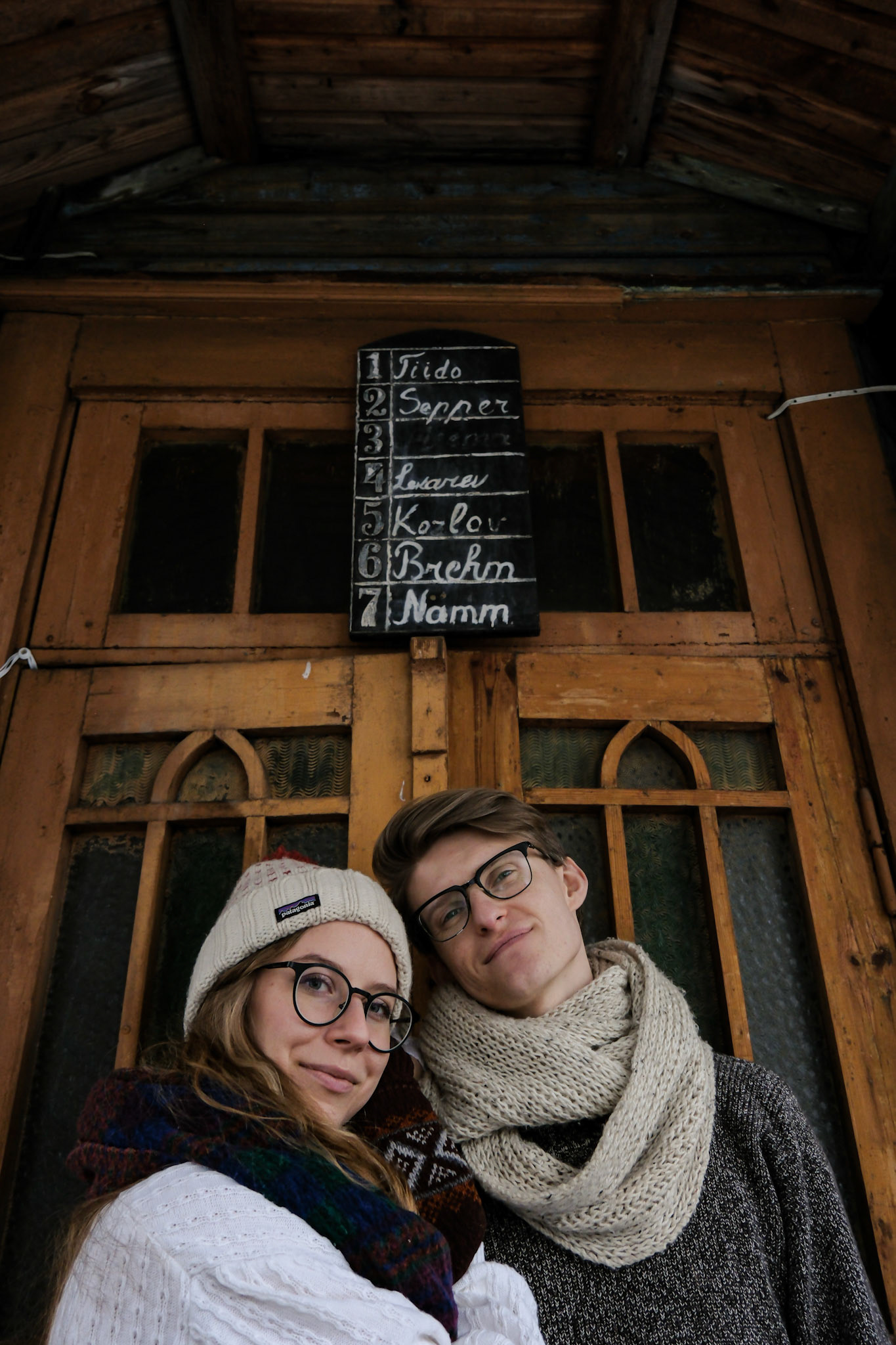 paari fotosessioon oma koduukse ees, peredokumentaal