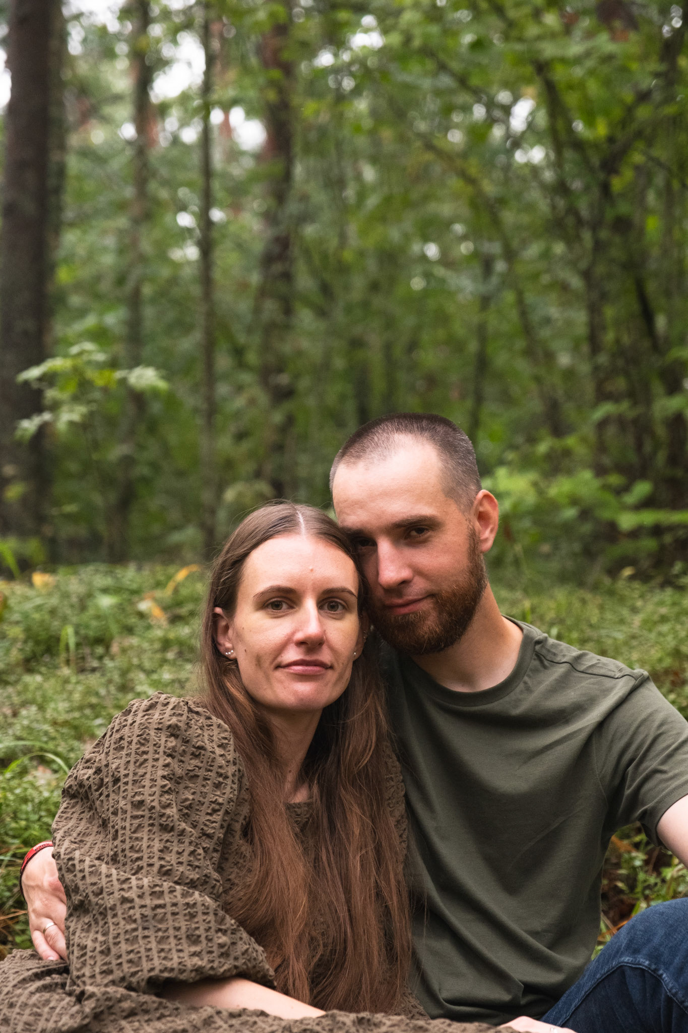 paari fotosessioon metsas, peredokumentaal