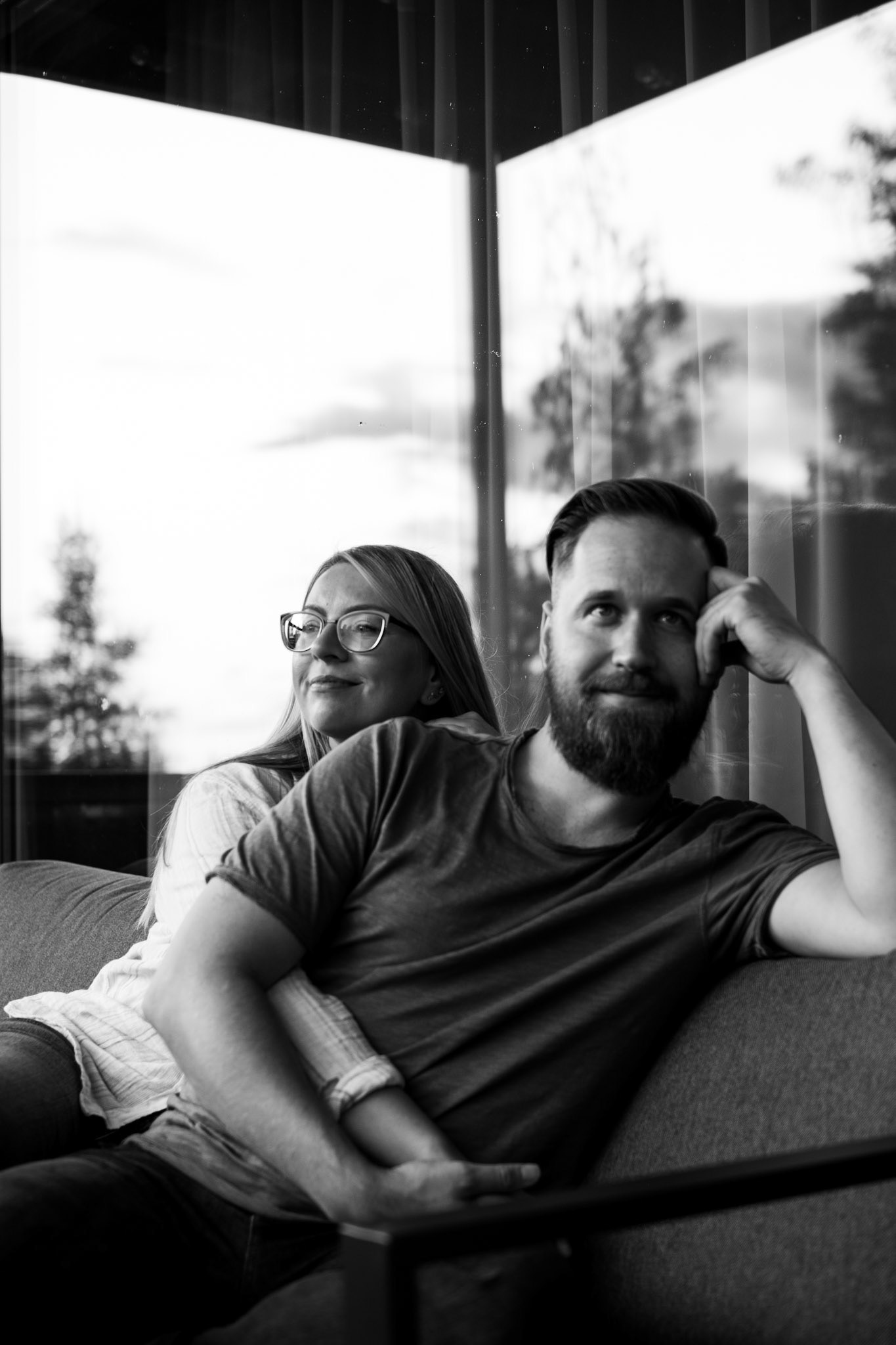 paari romantiline fotosessioon, mustvalge foto, loomulik valgus