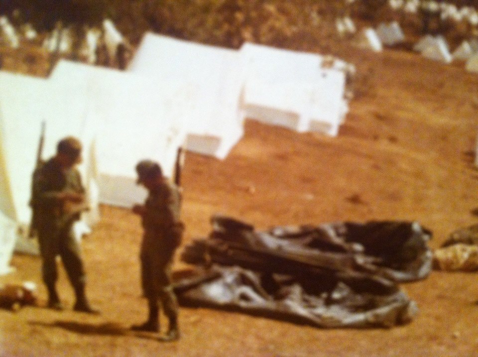 Campamento de la Cruz Roja y el ejército en el terreno de don Daniel Ambrocio, 1976