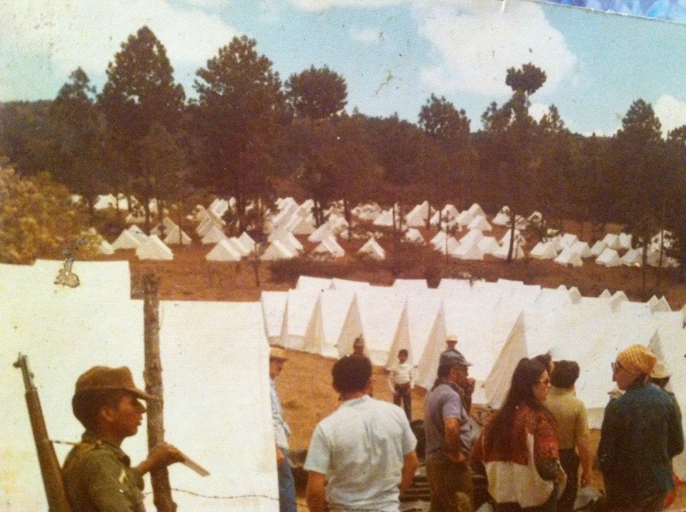 Campamento de la Cruz Roja y el ejército en el terreno de don Daniel Ambrocio, 1976