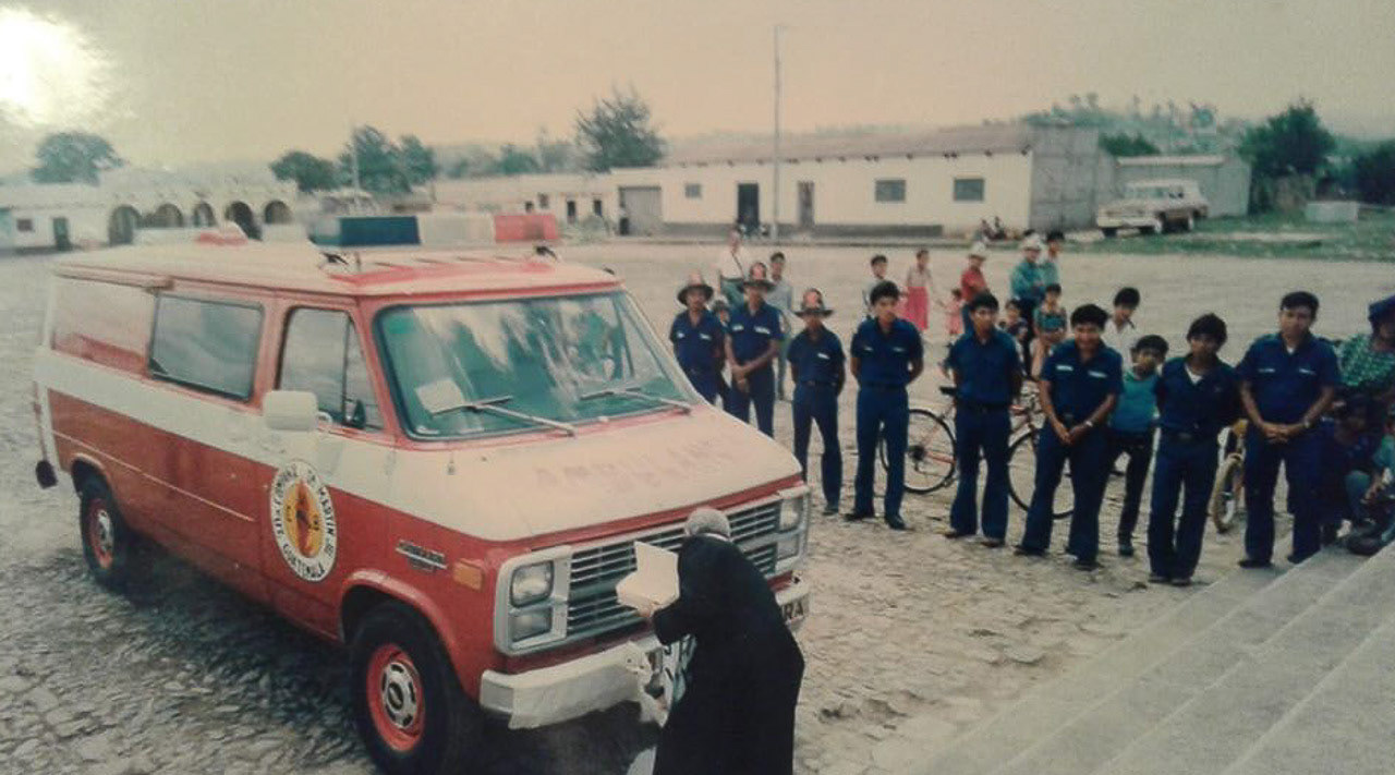 Primera ambulancia de Bomberos Voluntarios de San Martín Jilotepeque en su bendición por el Padre Gonzalo Herrera. Junio de 1987.