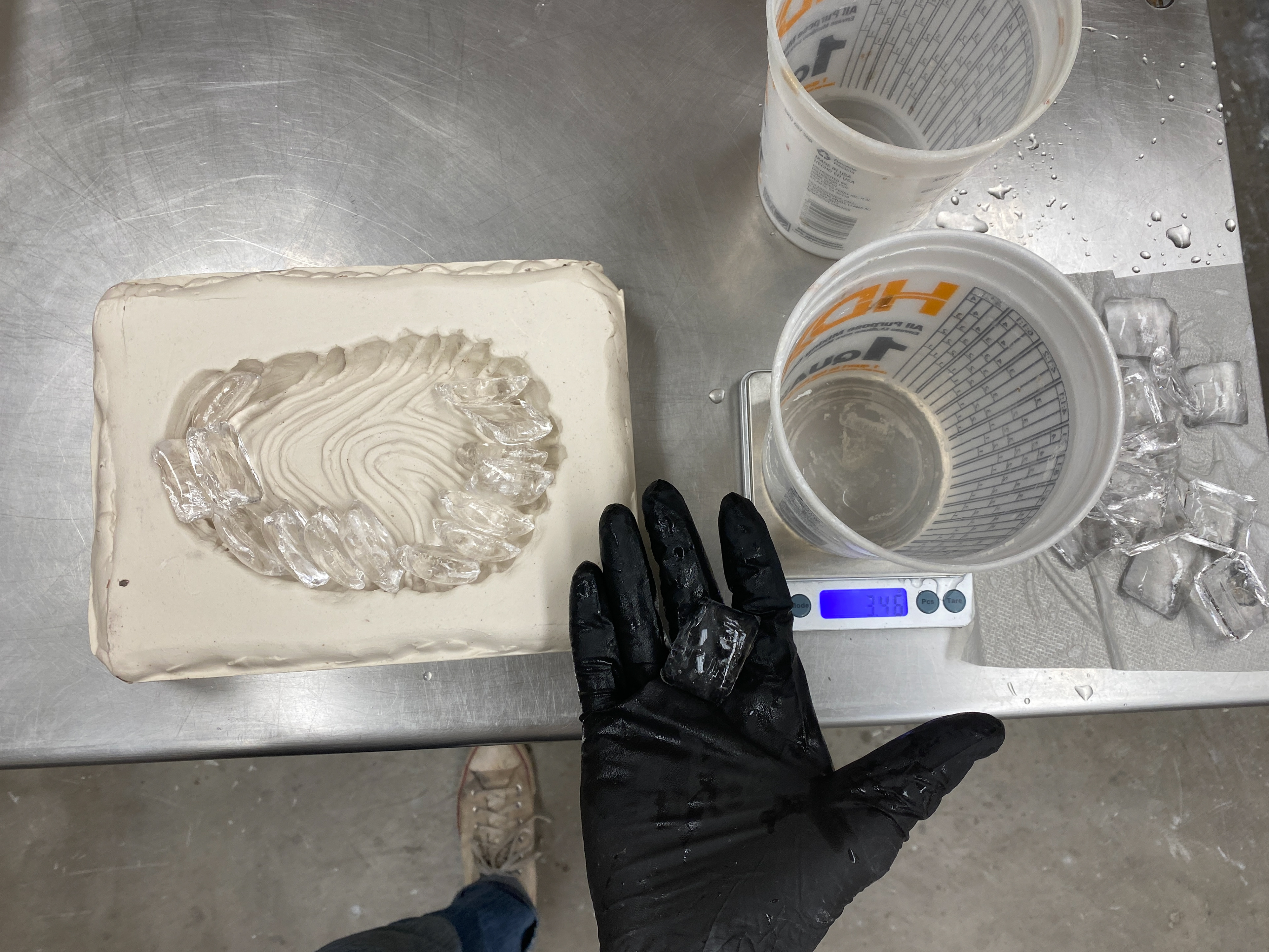 Filling the mold with glass casting pillows