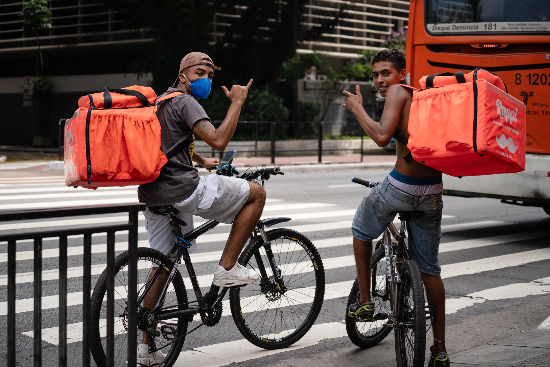 Entregadores posam para foto na Avenida Paulista, em São Paulo, durante pandemia de Covid-19, em março de 2020