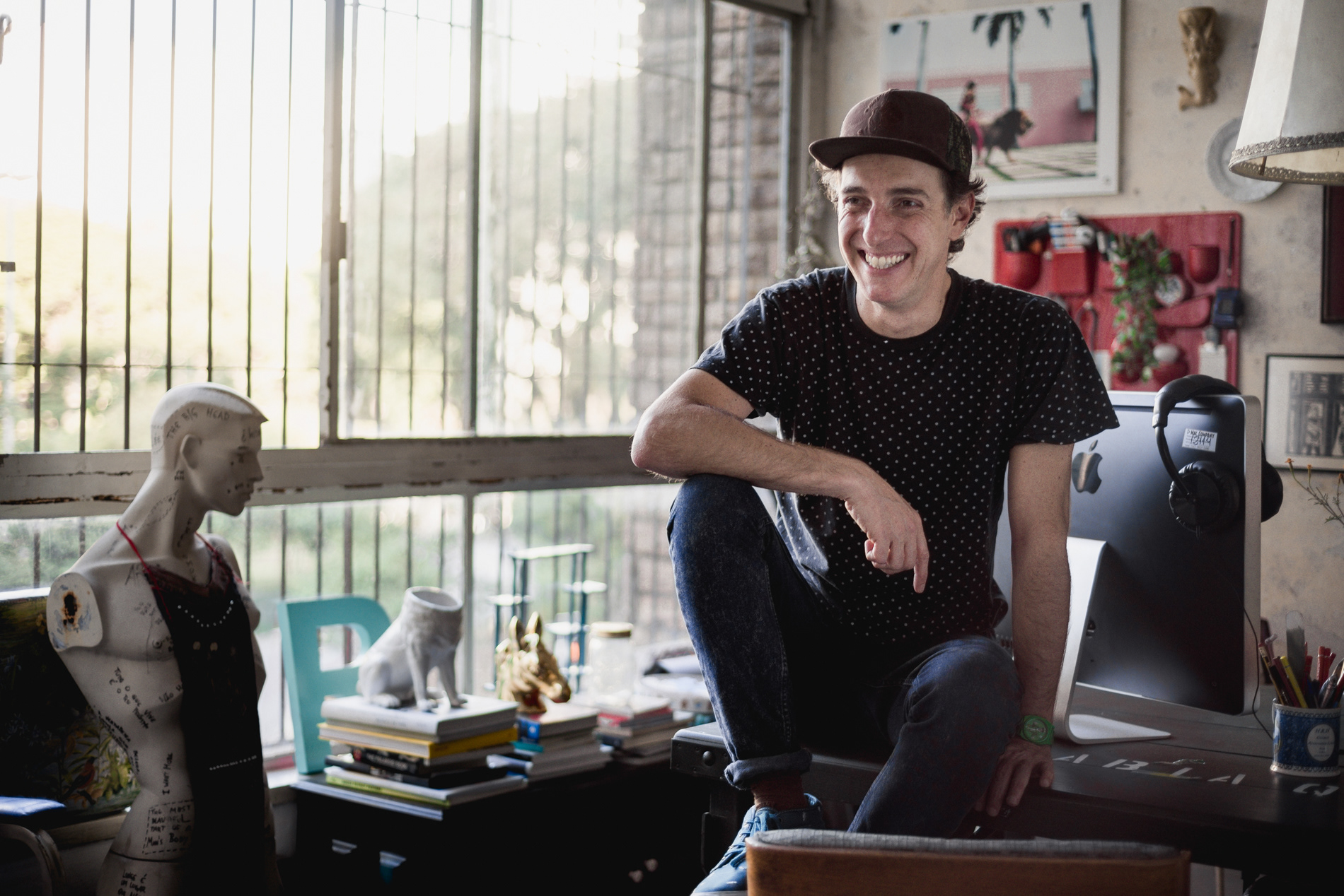 O artista Felipe Morozini posa para foto em seu espaço no escritório coletivo Fluxus, no centro de São Paulo, em agosto de 2014