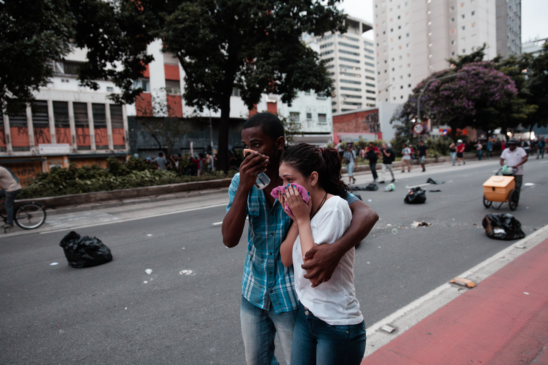 Manifestantes se protegem do gás lacrimogêneo disparado pela polícia durante maifestação contra o aumento da tarifa do transporte público na Av. da Consolação, em São Paulo