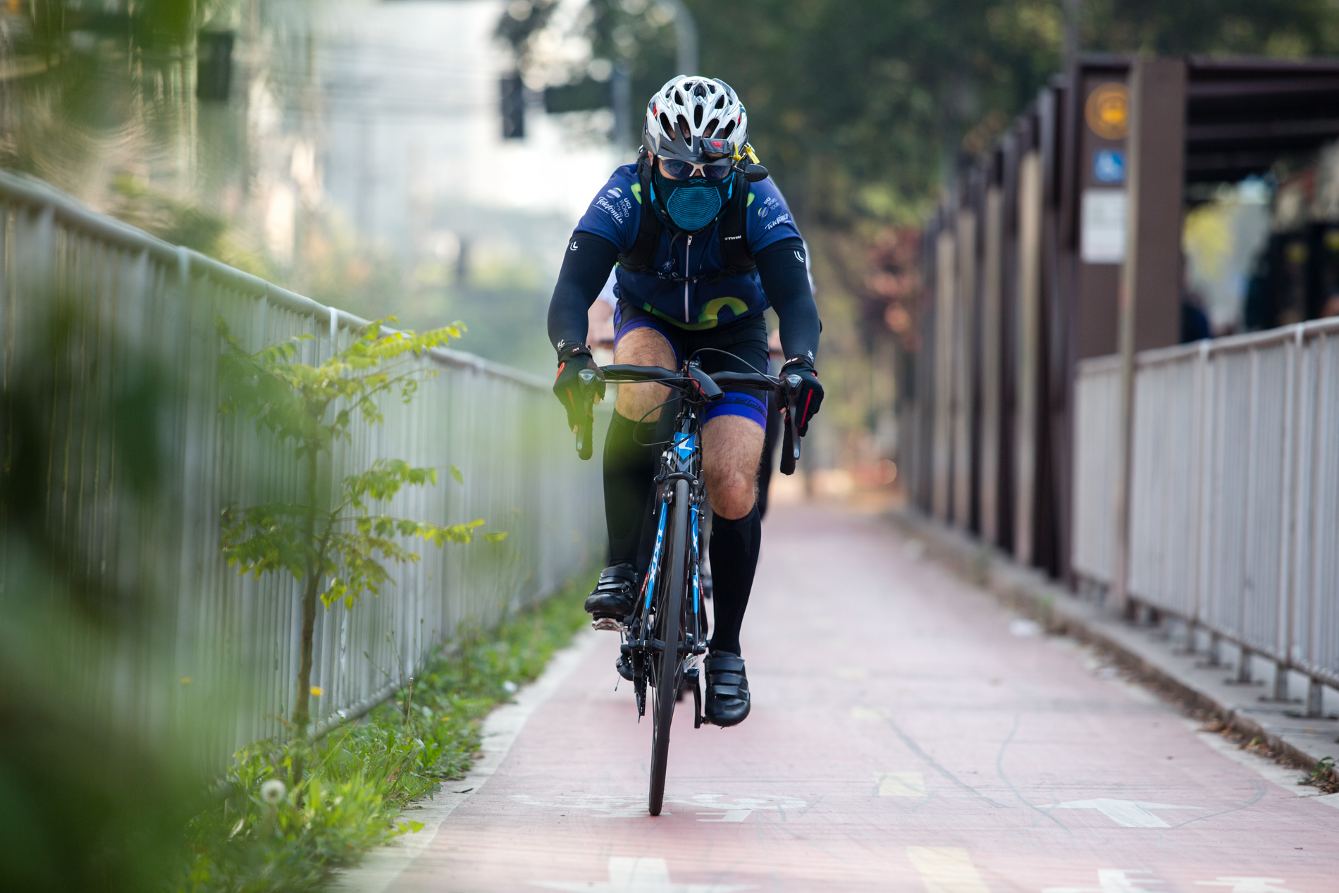 Ciclista passa por ciclovia da Avenida Berrini, na Zona Sul de São Paulo
