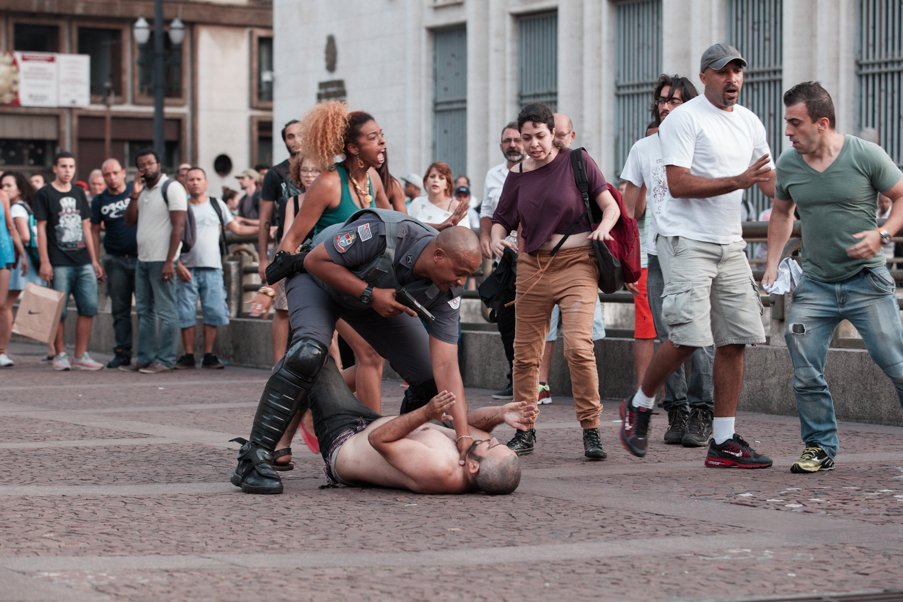 Policial imobiliza homem no centro de São Paulo. Janeiro de 2017