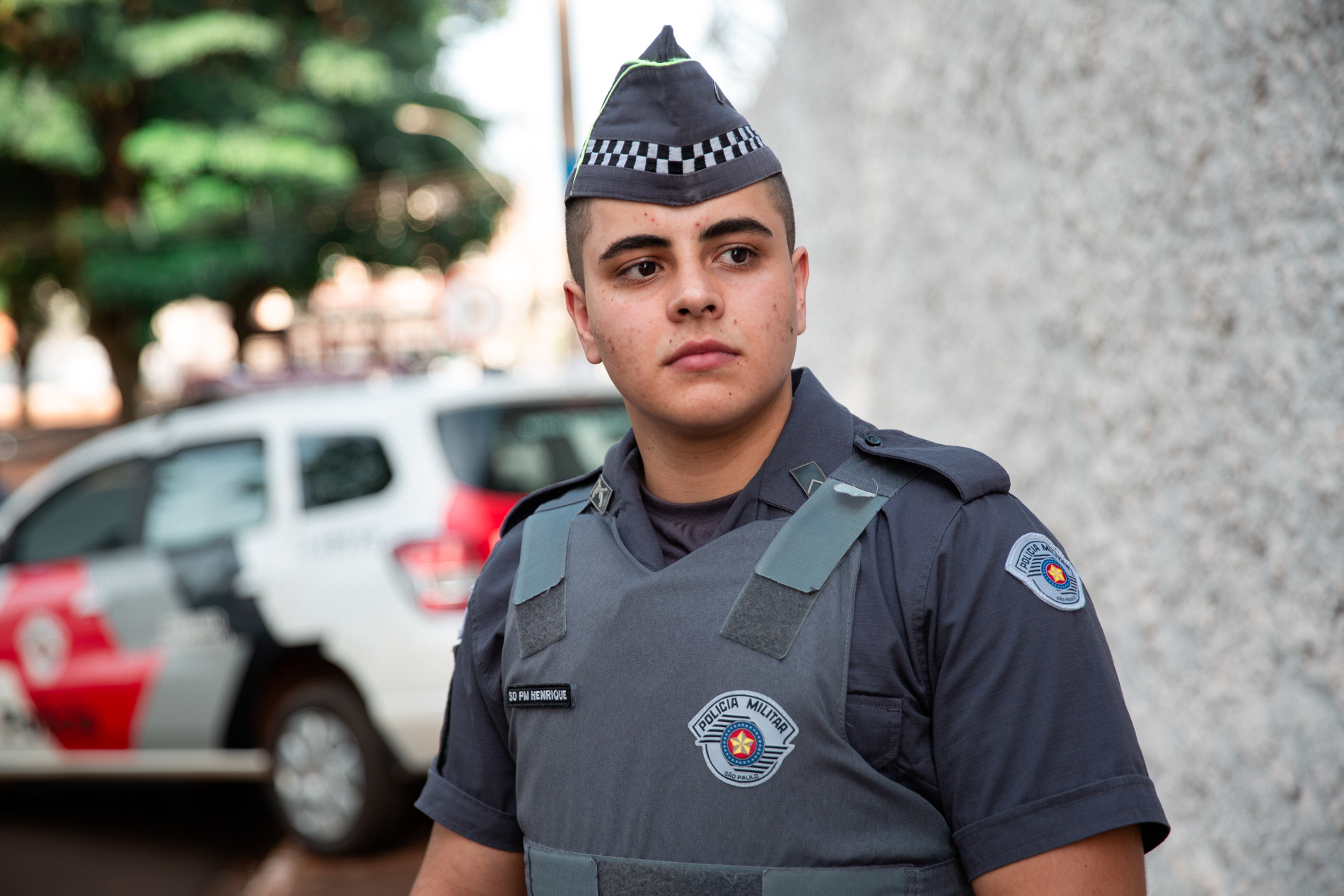 Emanoel Henrique Lunardi Ferreira, o primeiro policial transexual da Polícia Militar de São Paulo, é visto durate operação em Ituvevara, no interior de São Paulo, em abril de 2018