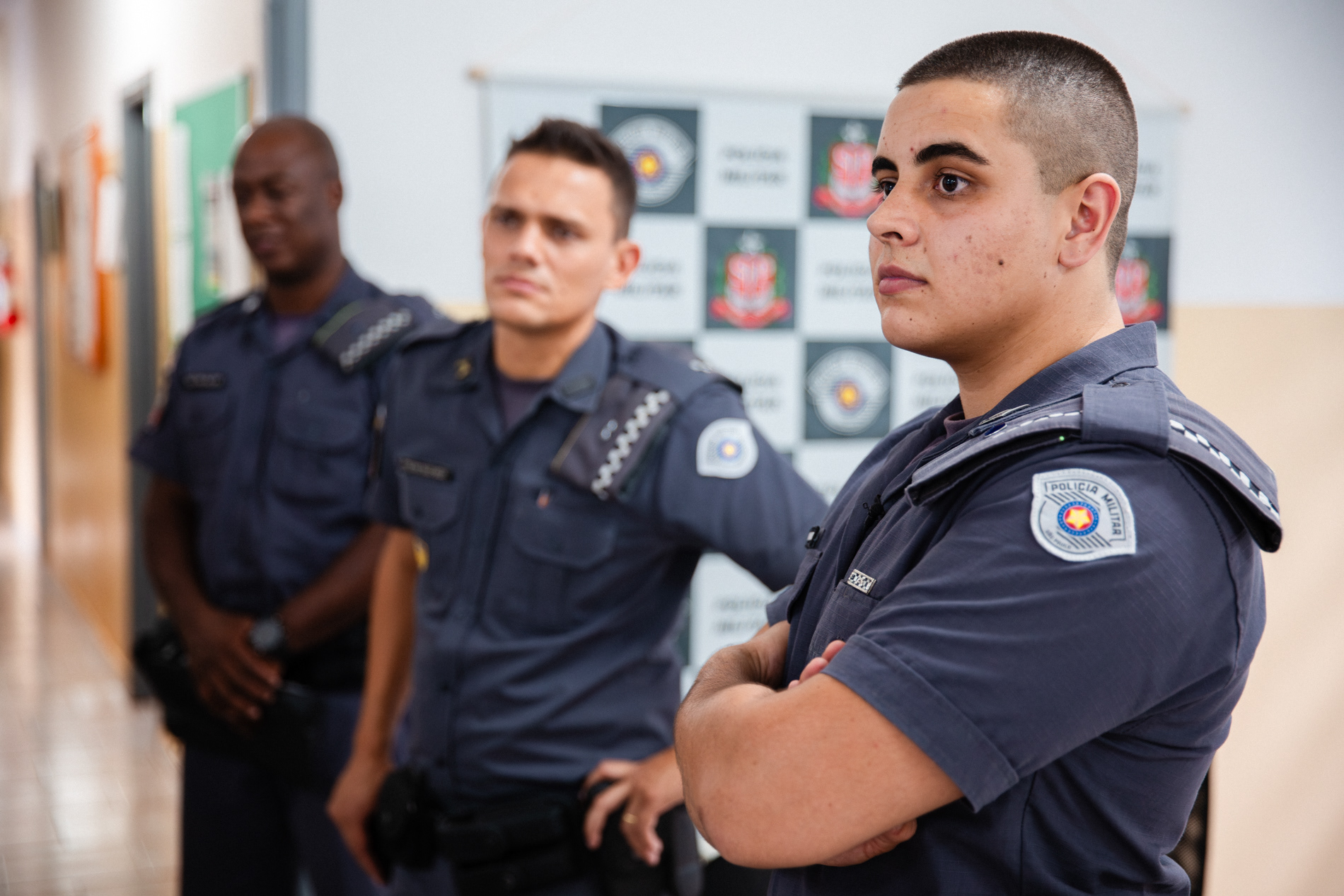 Emanoel Henrique Lunardi Ferreira, o primeiro policial transexual da Polícia Militar de São Paulo, é visto durate com colegas na delegacia de Ituvevara, no interior de São Paulo, em abril de 2018