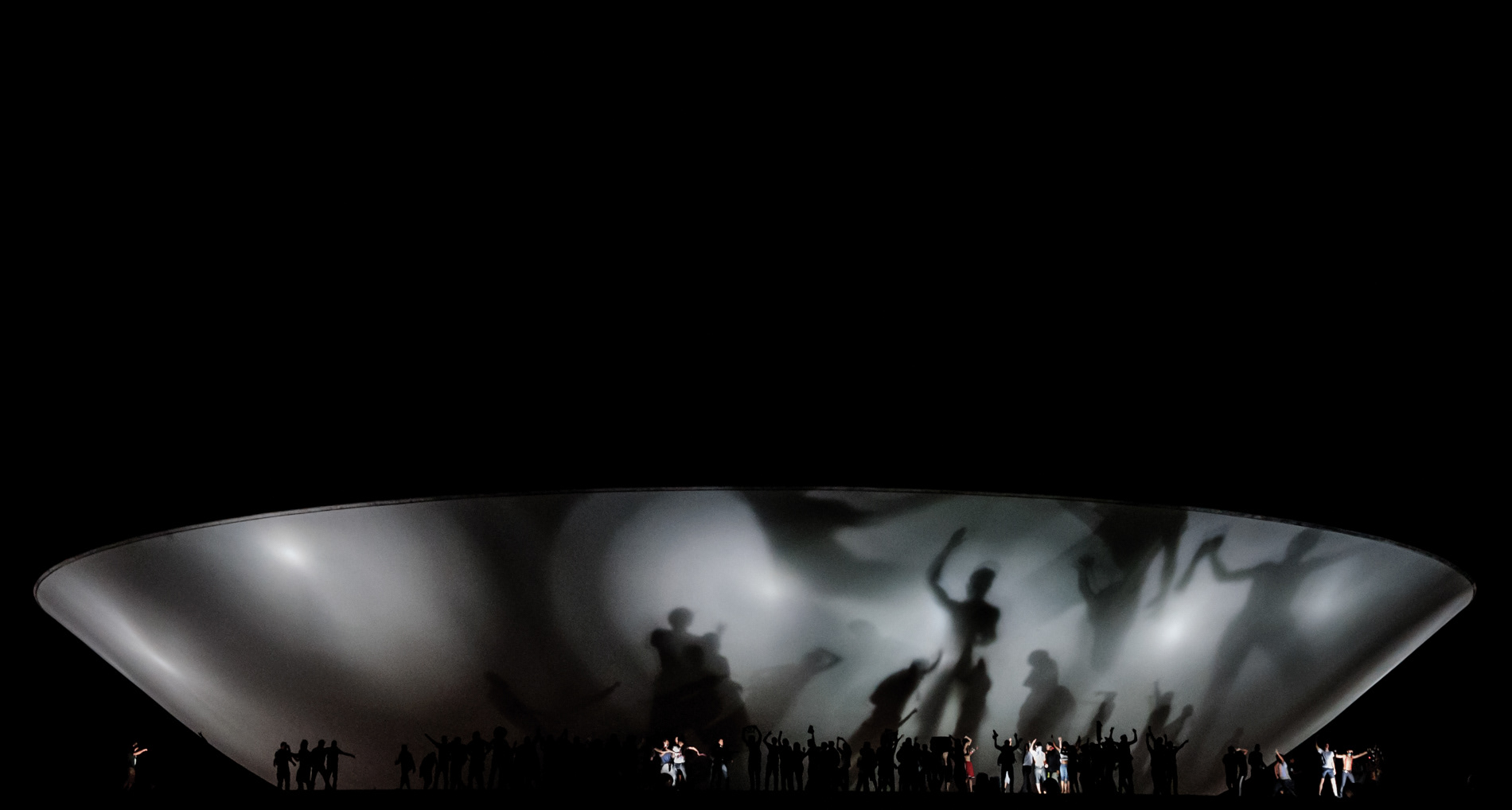 Manifestantes vibram após subirem no telhado do Congresso Nacional, em Brasília, durante protesto em junho de 2013