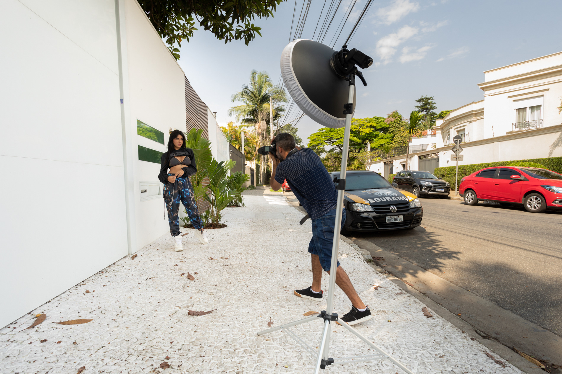 A modelo Paloma Sanchez Carvalho posa para fotógrafo em rua do Jardim Europa, na Zona Sul de São Paulo, em setembro de 2021. Modelos e fotógrafos usam as calçadas do bairro nobre de cenário para ensaios fotográficos