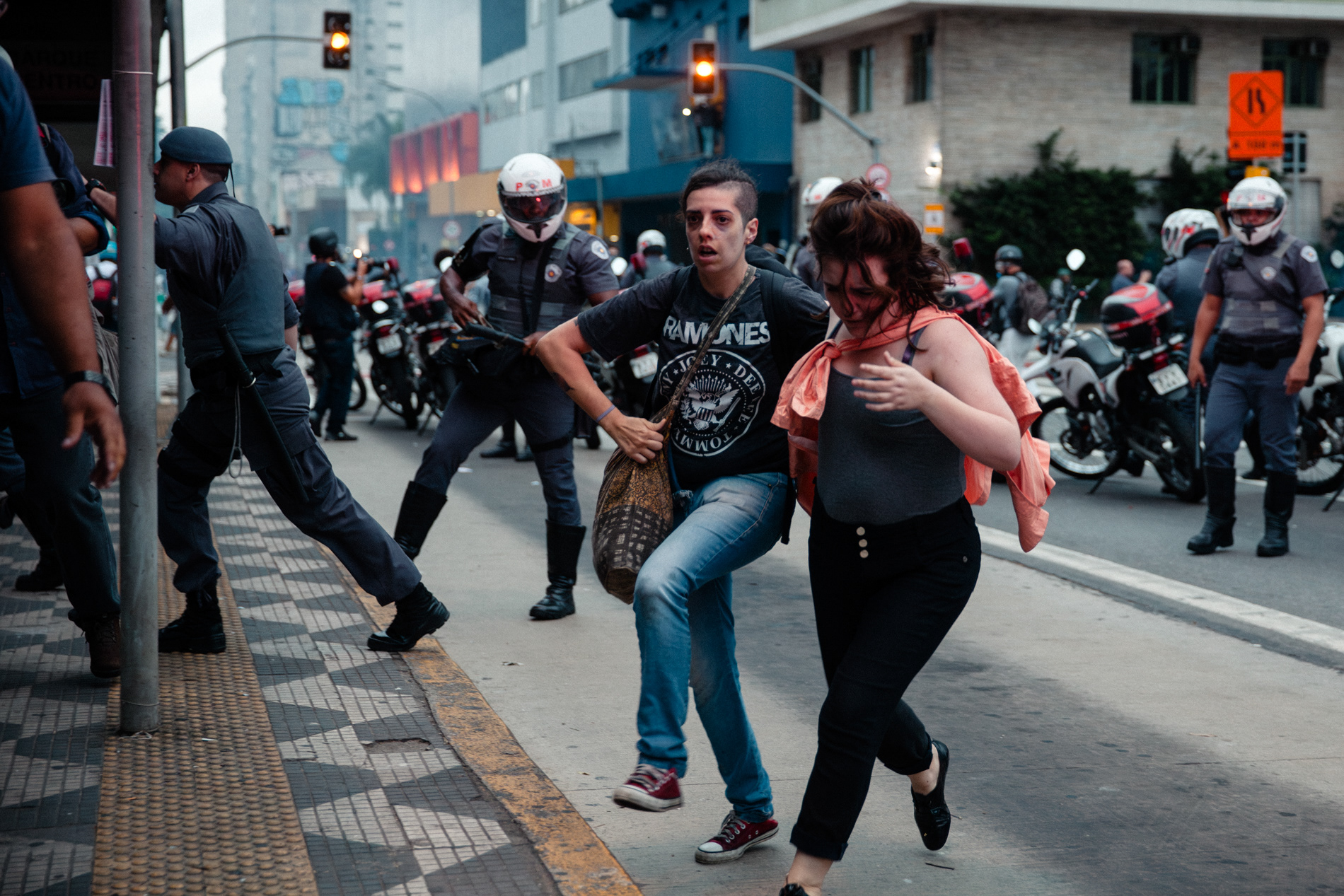 Manifestantes correm após ofensiva da Polícia Militar durante maifestação contra o aumento da tarifa do transporte público na Av. da Consolação, em São Paulo