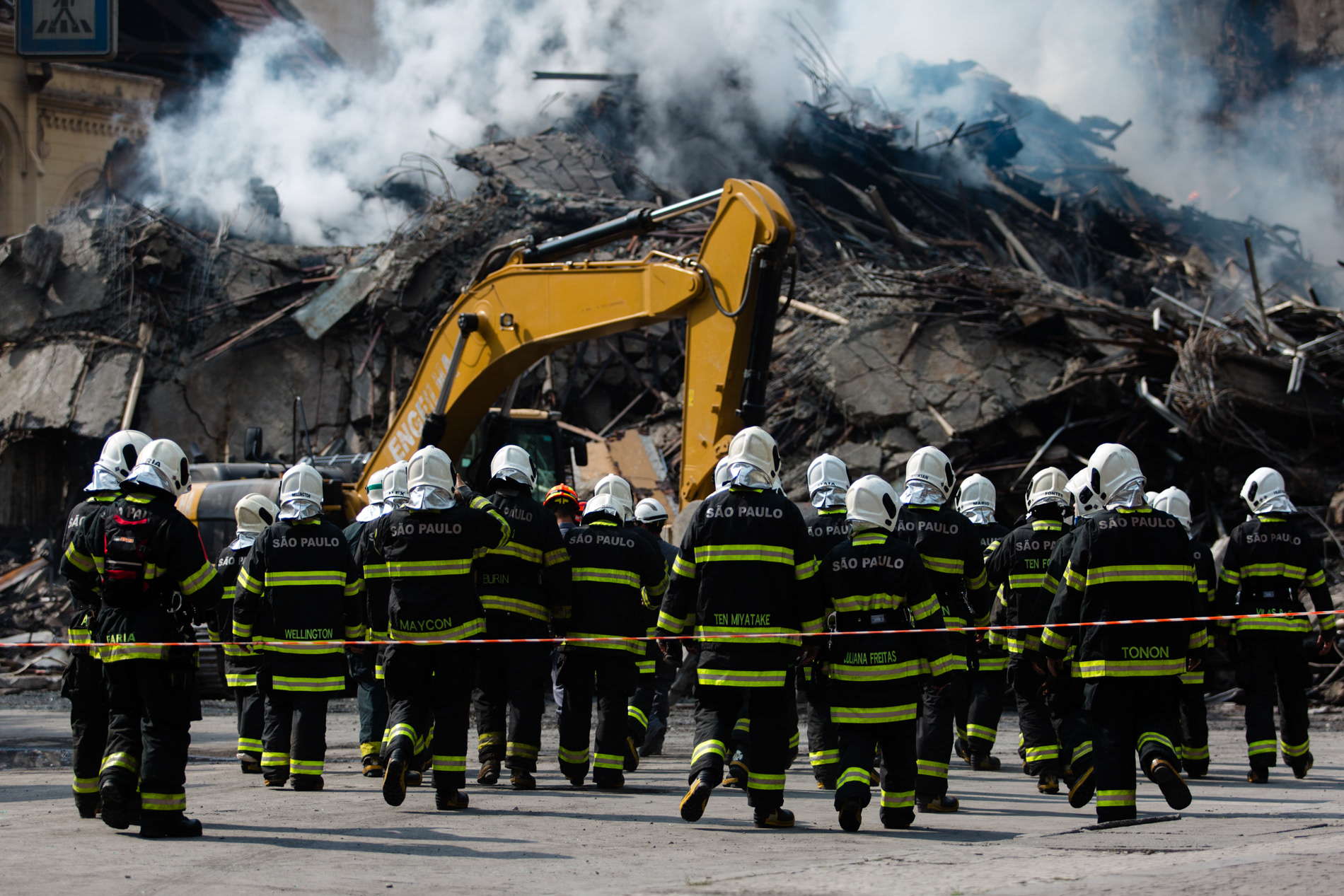  Bombeiros trabalham nos destroços do edifício Wilton Paes de Almeida que desabou após incêndio no Largo do Paissandu, no centro de São Paulo