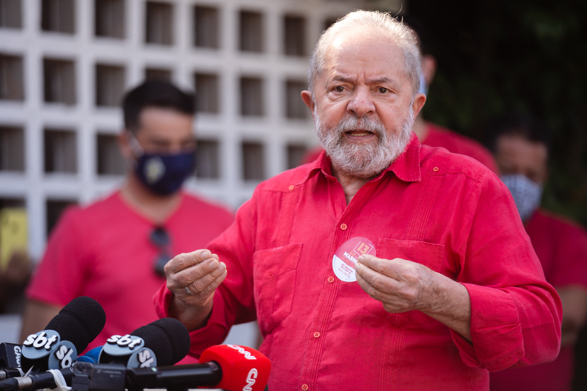 O então ex-presidente Lula fala com a imprensa após votação nas eleições municipais em São Bernardo do Campo (SP), em outubro de 2020