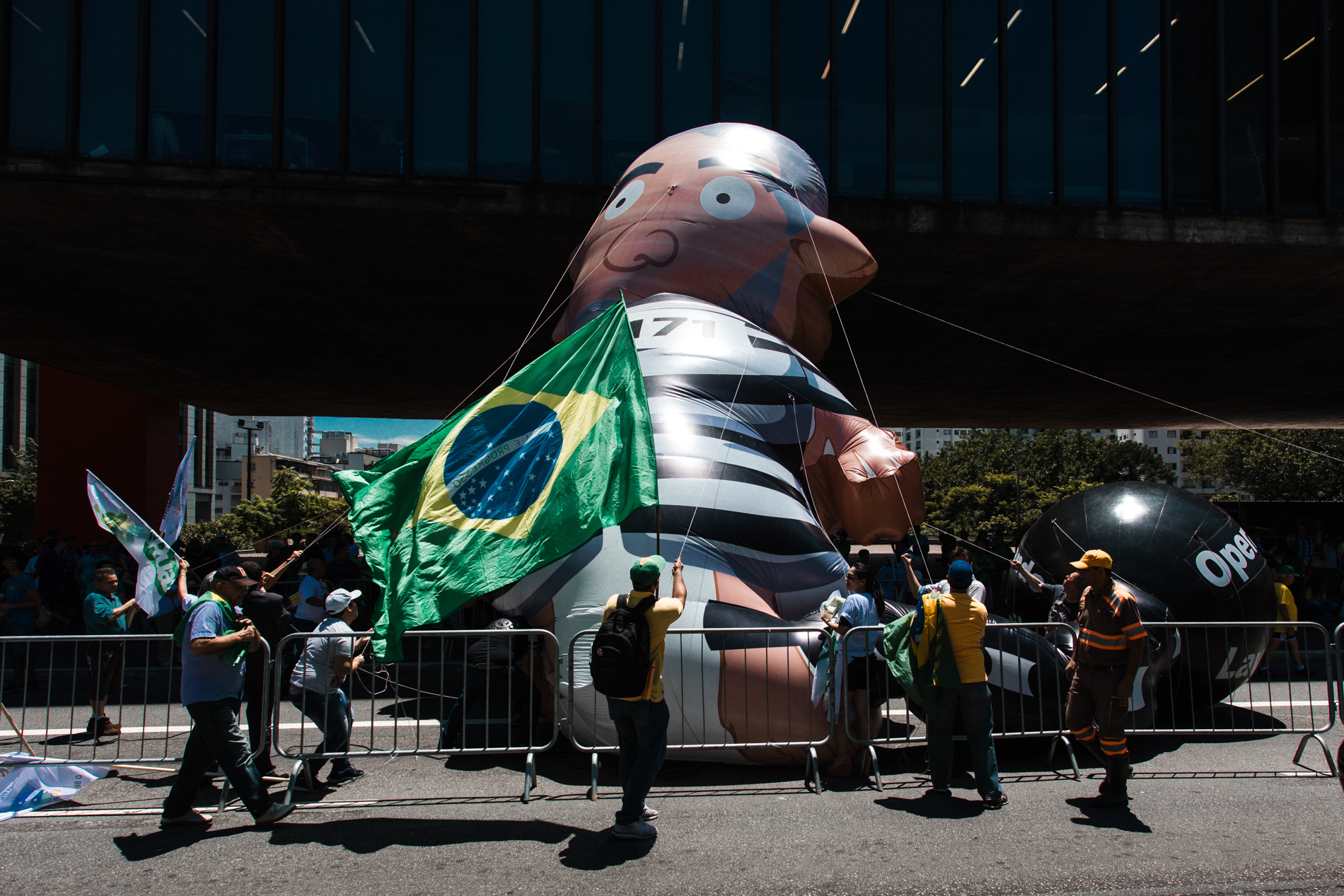 Manifestantes erguem boneco satirizando o presidente Lula durante manifestação na Avenida Paulista, em São Paulo, em janeiro de 2018