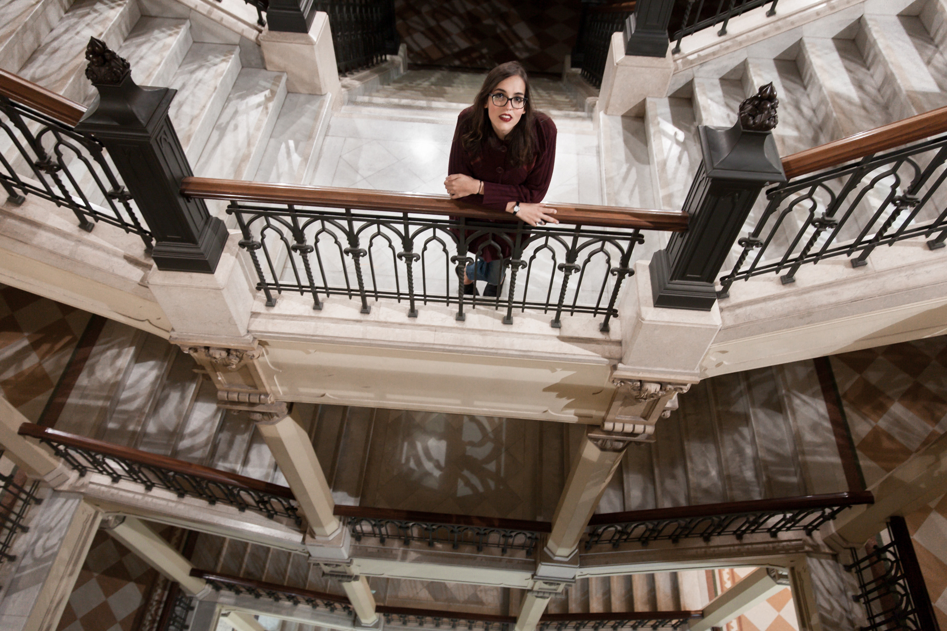 Alice Quadros, aluna transsexual de Medicina da Universidade de São Paulo (USP), posa para foto em escadaria da universidade em São Paulo, em outubro de 2016 