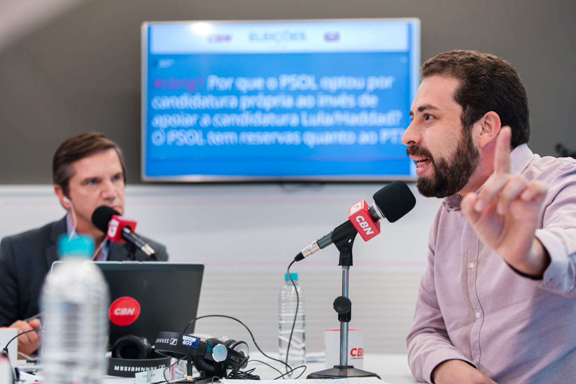 O candidato à presidência Guilherme Boulos participa de sabatina na rádio CBN, em São Paulo, em setembro de 2018