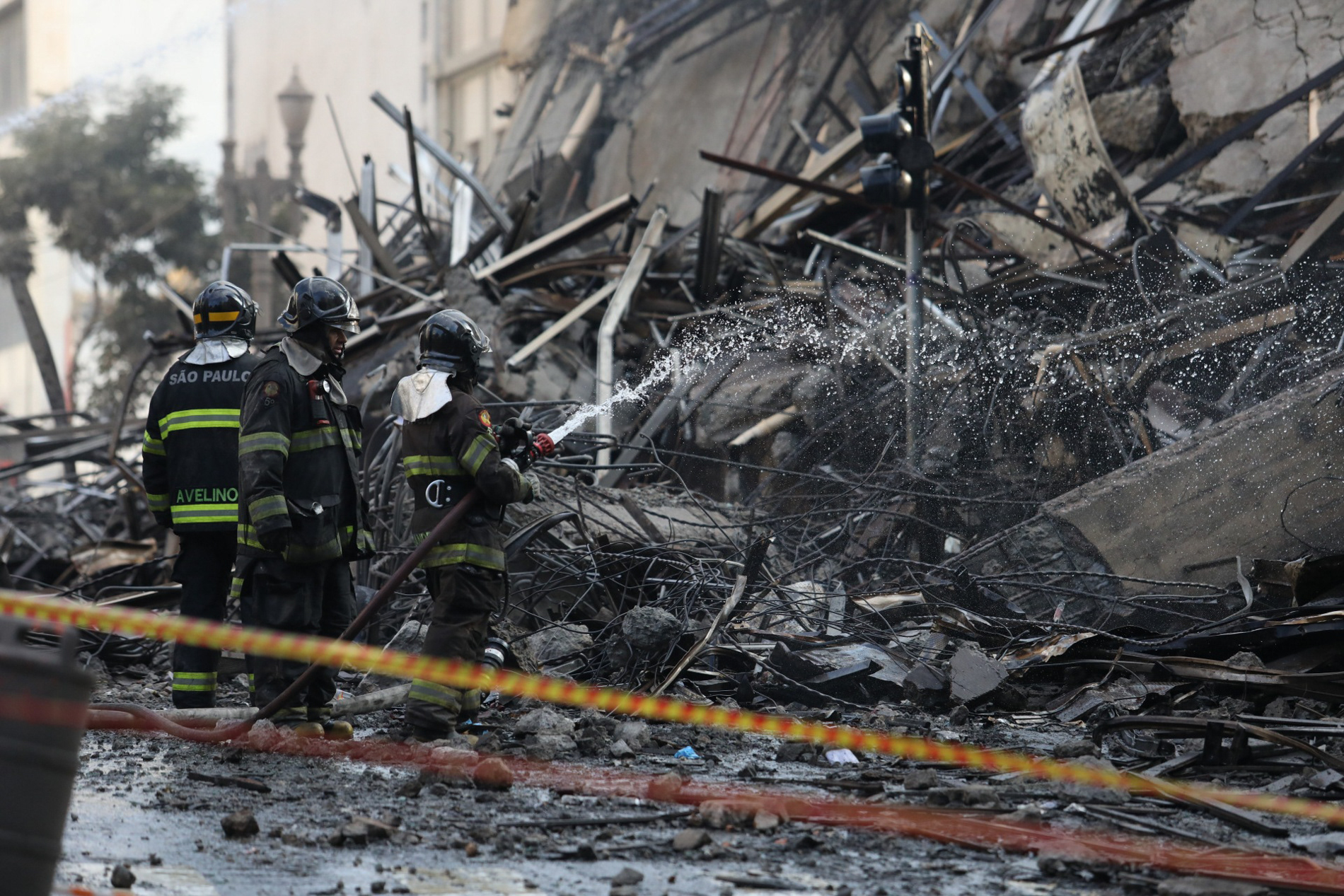 Bombeiros trabalham nos destroços do edifício Wilton Paes de Almeida, que desabou após incêndio, no Largo do Paissandu, no centro de São Paulo, em maio de 2018