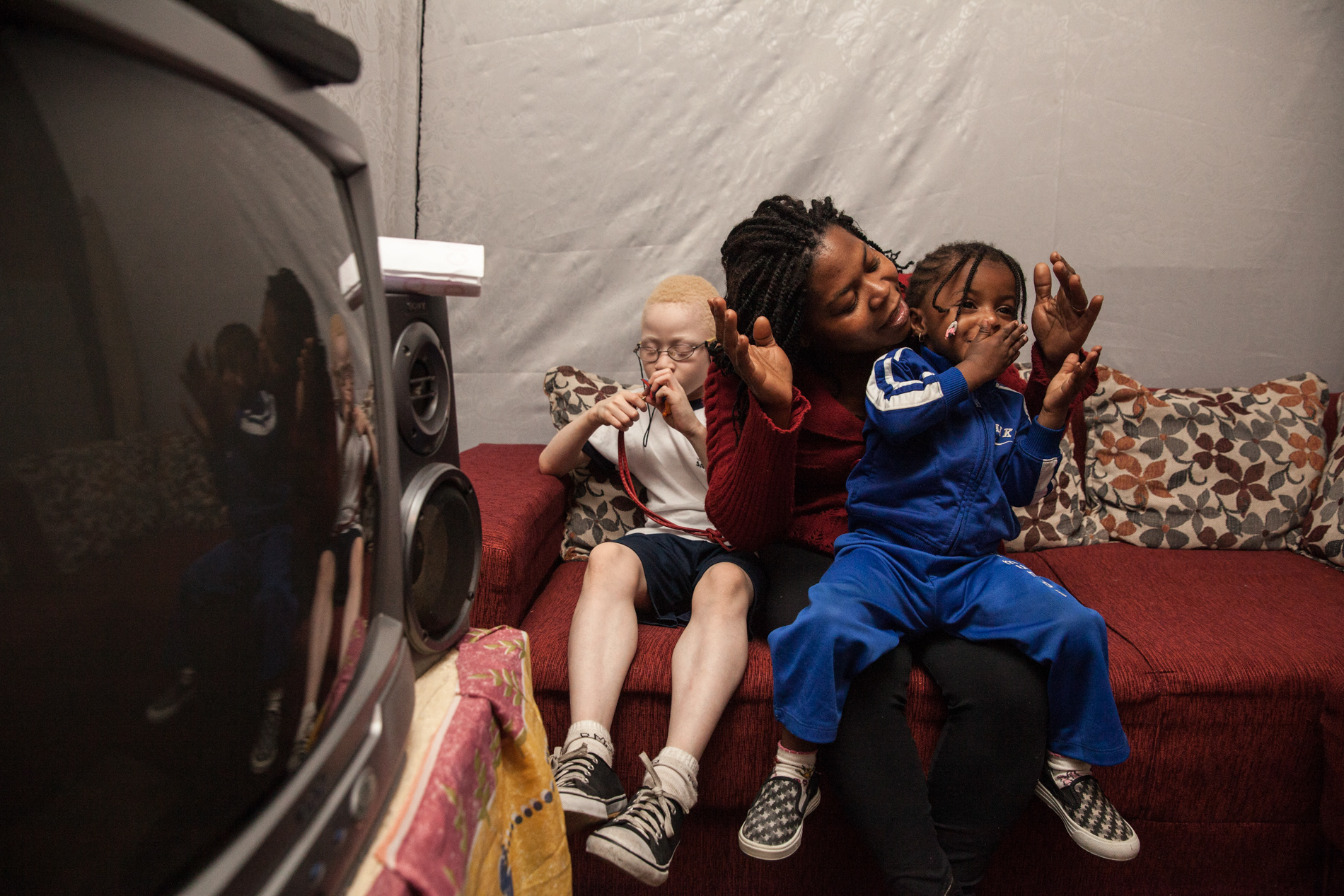 Patrícia Cruz, de 30 anos, e seus filhos Patrício, de 8 anos e Joice, de dois, em ocupação na Sé, no centro de São Paulo, em junho de 2017