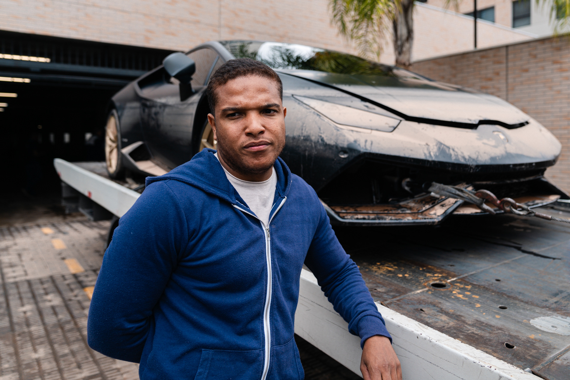 O preparador Fernando 'Mutant' Santos é visto enquanto sua Lamborghini que foi atingida por uma enchente é guinchada do estacionamento do condomínio em São Paulo. O automóvel é avaliado em R$1,6 milhão