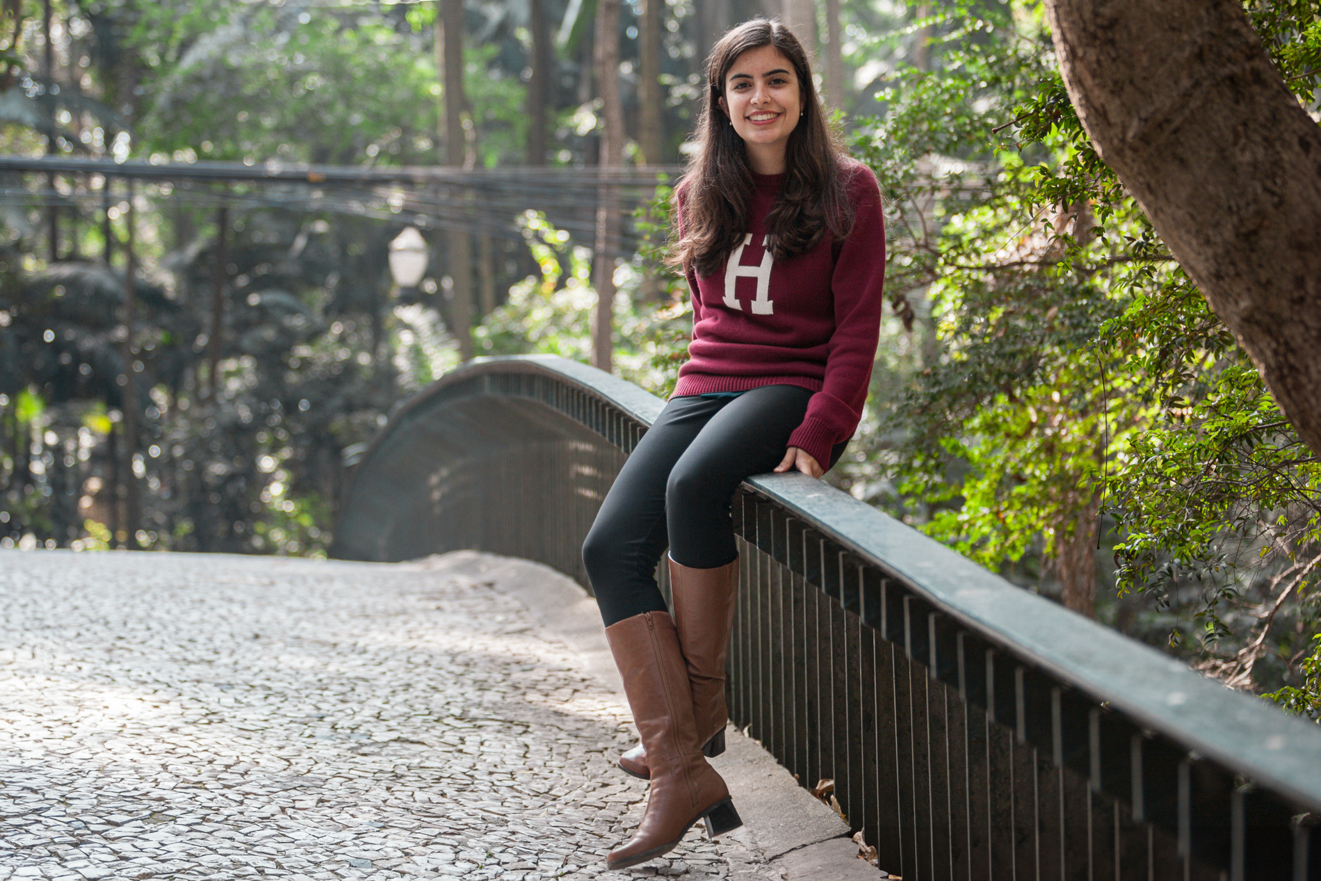 A jovem Tabata Amaral Pontes, de 22 anos, posa para foto no parque Trianon, em São Paulo, em julho de 2016 . Ela se formou em ciências políticas e astrofísica em Harvard 