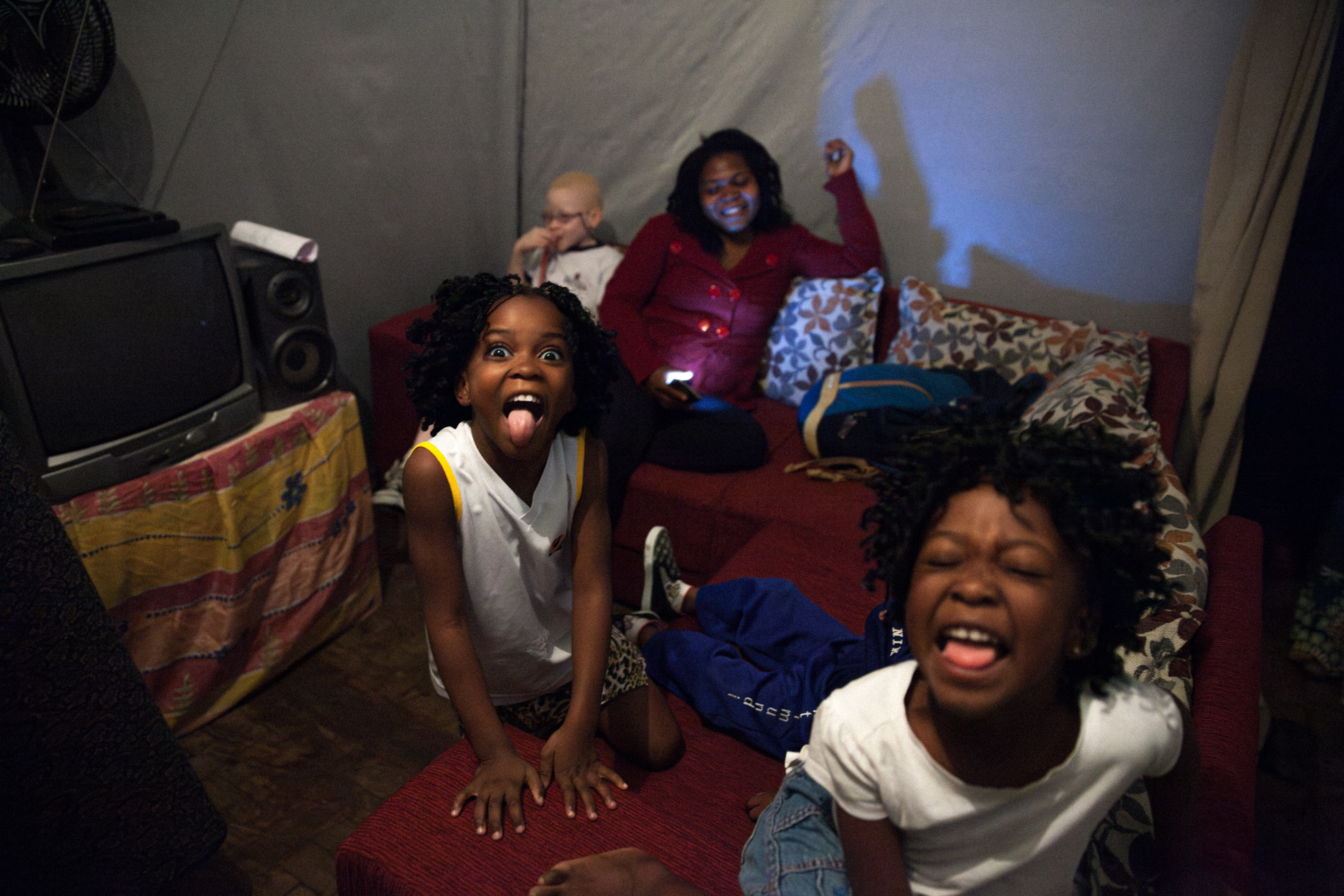 As crianças Bênção e Alegria posam para foto na residência de duas famílias angolanas em ocupação no centro de São Paulo, em julho de 2017