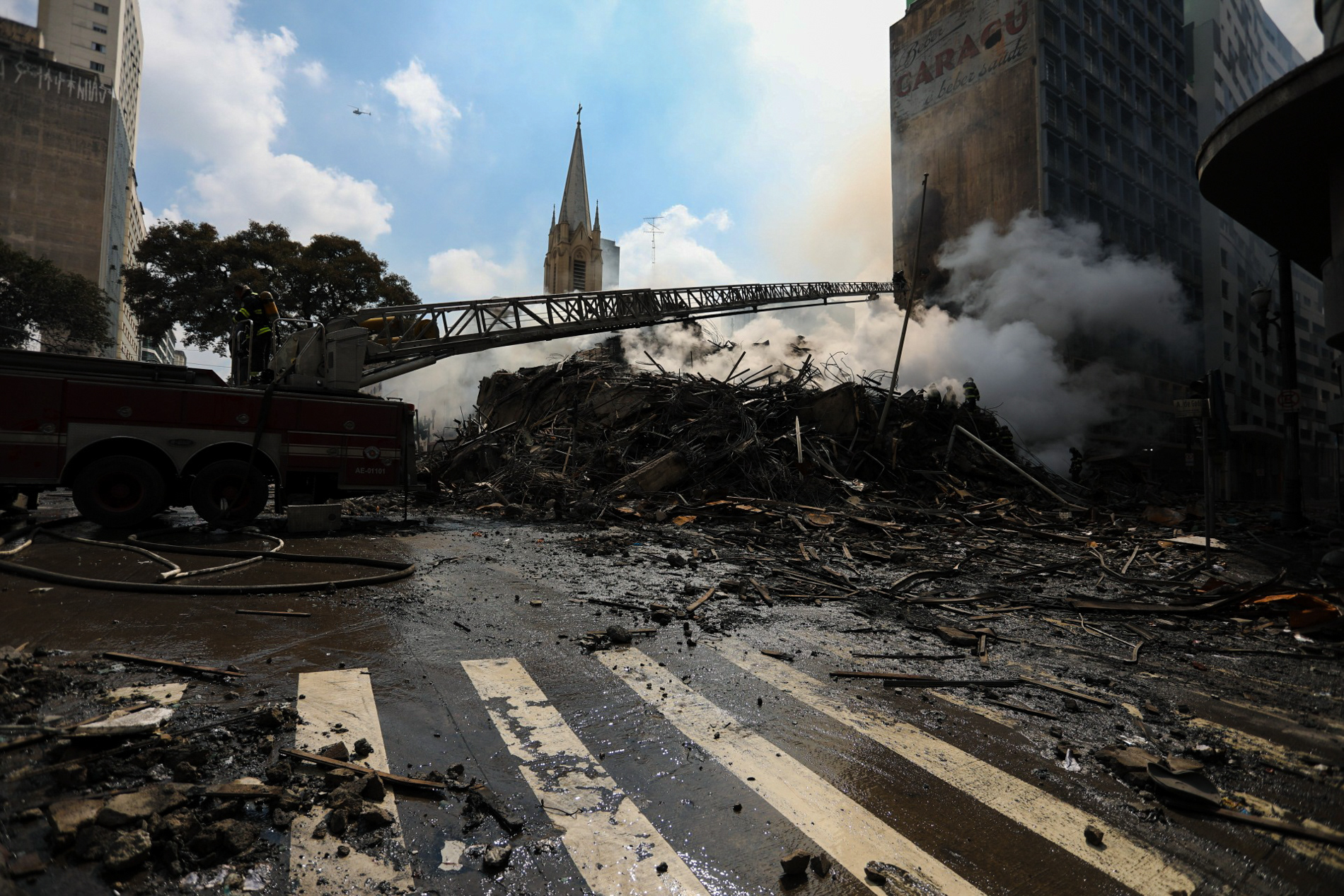 Destroços do edifício Wilton Paes de Almeida, que desabou após incêndio, são vistos no Largo do Paissandu, no centro de São Paulo