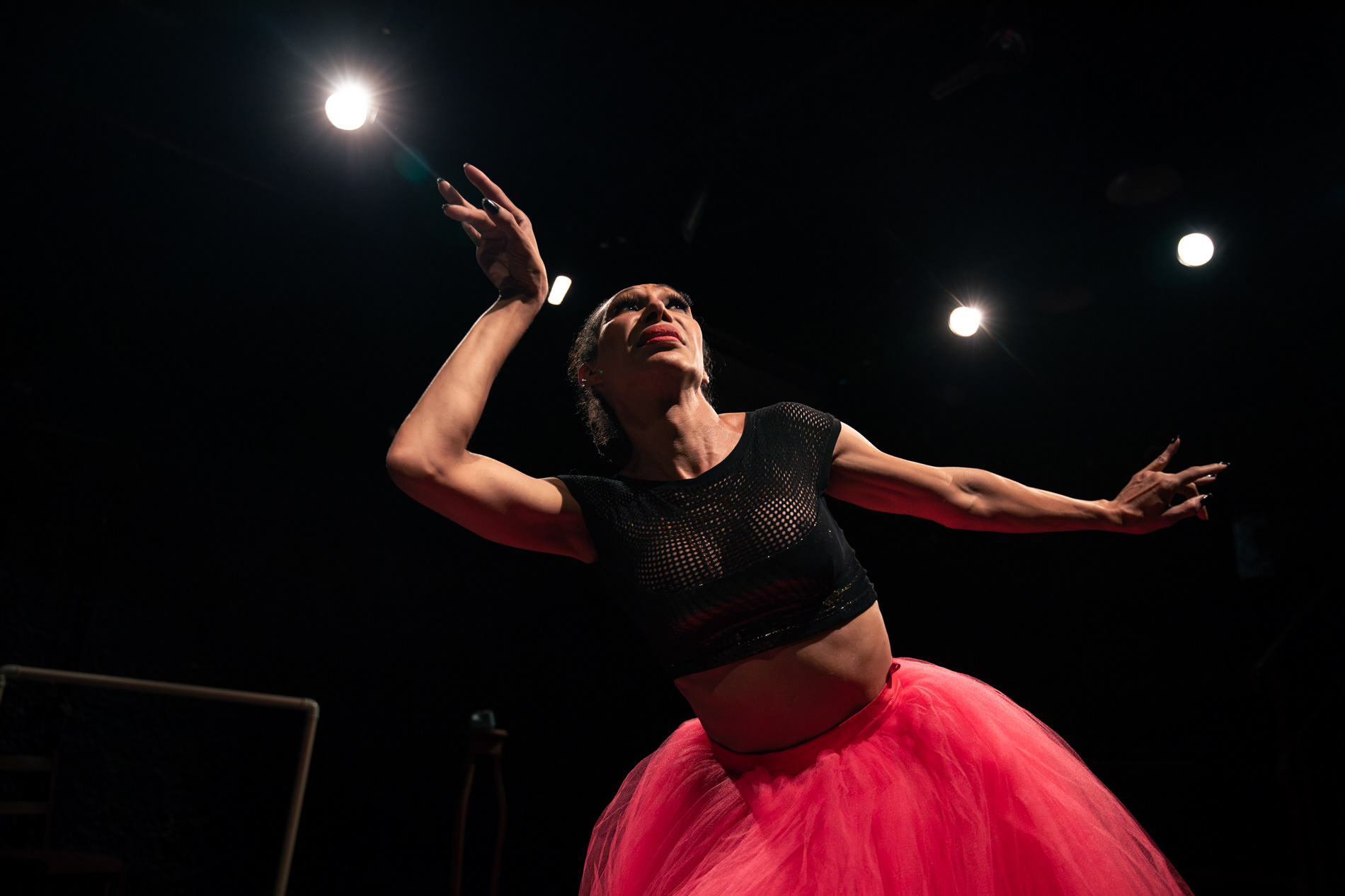 Márcia Dailyn, a primeira bailarina trans do Theatro Municipal de SP, dança no teatro do grupo Os Satyros, na Praça Roosevelt, em São Paulo, em março de 2022 
