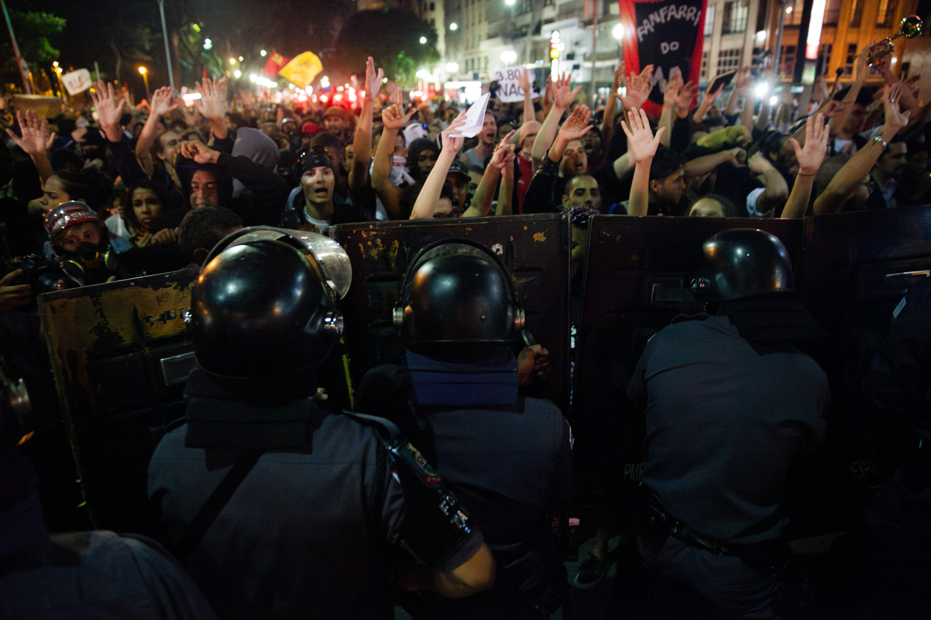 Manifestantes gritam palavras de ordem durante protesto contra o aumento das pasasgens do transporte público em São Paulo em fevereiro de 2017